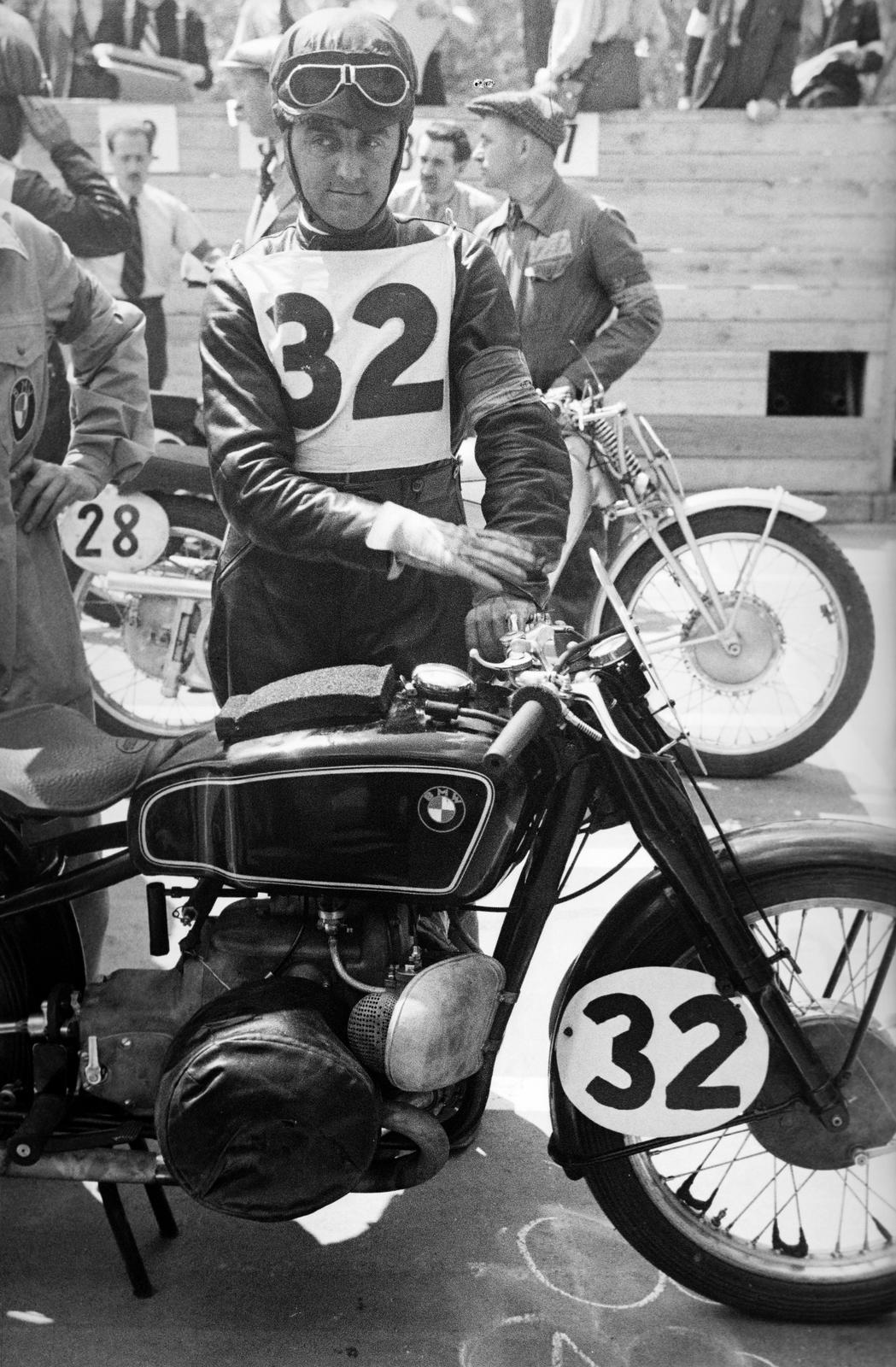 Magyarország, Népliget, Budapest X., a KMAC / Királyi Magyar Autómobil Club rendezésében, Magyarország V. Motorkerékpár Nagydíjának résztvevői a rajtnál. Karl Gall (BMW). A felvétel 1937. május 9-én készült., 1937, Inkey Tibor, rajtszám, motoros szemüveg, Budapest, Fortepan #304825