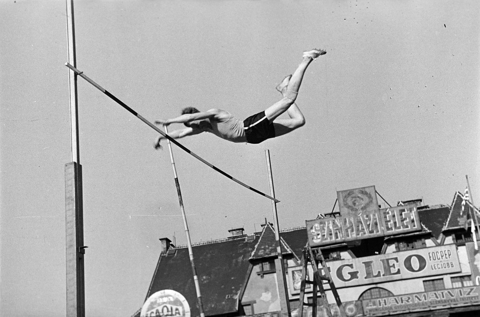 Magyarország, Budapest VIII., Hungária körút, MTK pálya, atlétikai verseny. Jobbra a háttérben a klubház., 1936, Inkey Tibor, levegőben, atlétika, Caola márka, Színházi Élet, rúdugrás, Budapest, Fortepan #304831