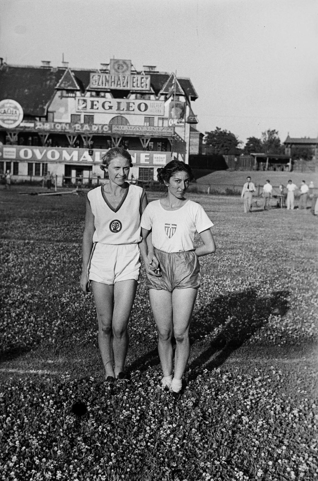Hungary, Budapest VIII., Hungária körút, MTK pálya, atlétikai verseny. Háttérben a klubház., 1936, Inkey Tibor, women, sport jersey, Caola brand, Budapest, Fortepan #304836
