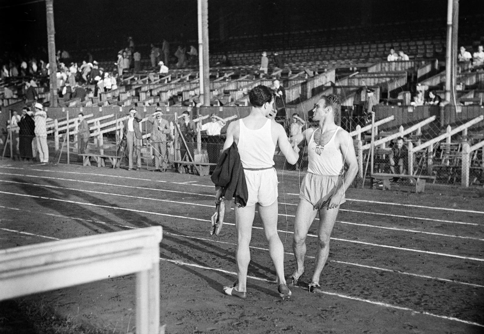 Hungary, Budapest VIII., Hungária körút, MTK pálya, atlétikai verseny. Háttérben a nagytribün., 1936, Inkey Tibor, athletics, stadium, sportsperson, sports shoes, Budapest, Fortepan #304839