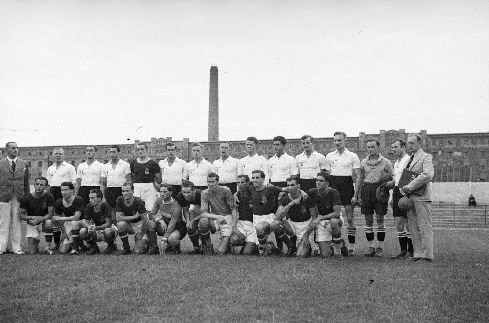 Hungary, Budapest XI., Kőrösy József (Mező) utca, BEAC sportpálya, háttérben a Lágymányosi Dohánygyár. A felvétel a Magyarország - Németország válogatott nagypályás kézilabda mérközésen 1936. július 16-án készült., 1937, Inkey Tibor, soccer team, Budapest, Fortepan #304853