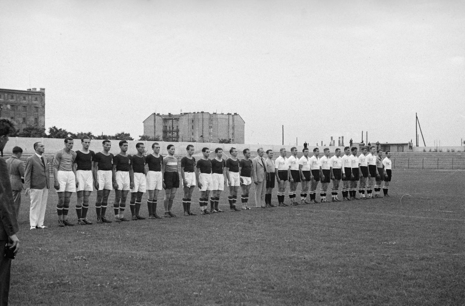 Magyarország, Budapest XI., Kőrösy József (Mező) utca, BEAC sportpálya. A felvétel a Magyarország - Németország válogatott nagypályás kézilabda mérközésen 1936. július 16-án készült., 1937, Inkey Tibor, futballcsapat, Budapest, Fortepan #304855