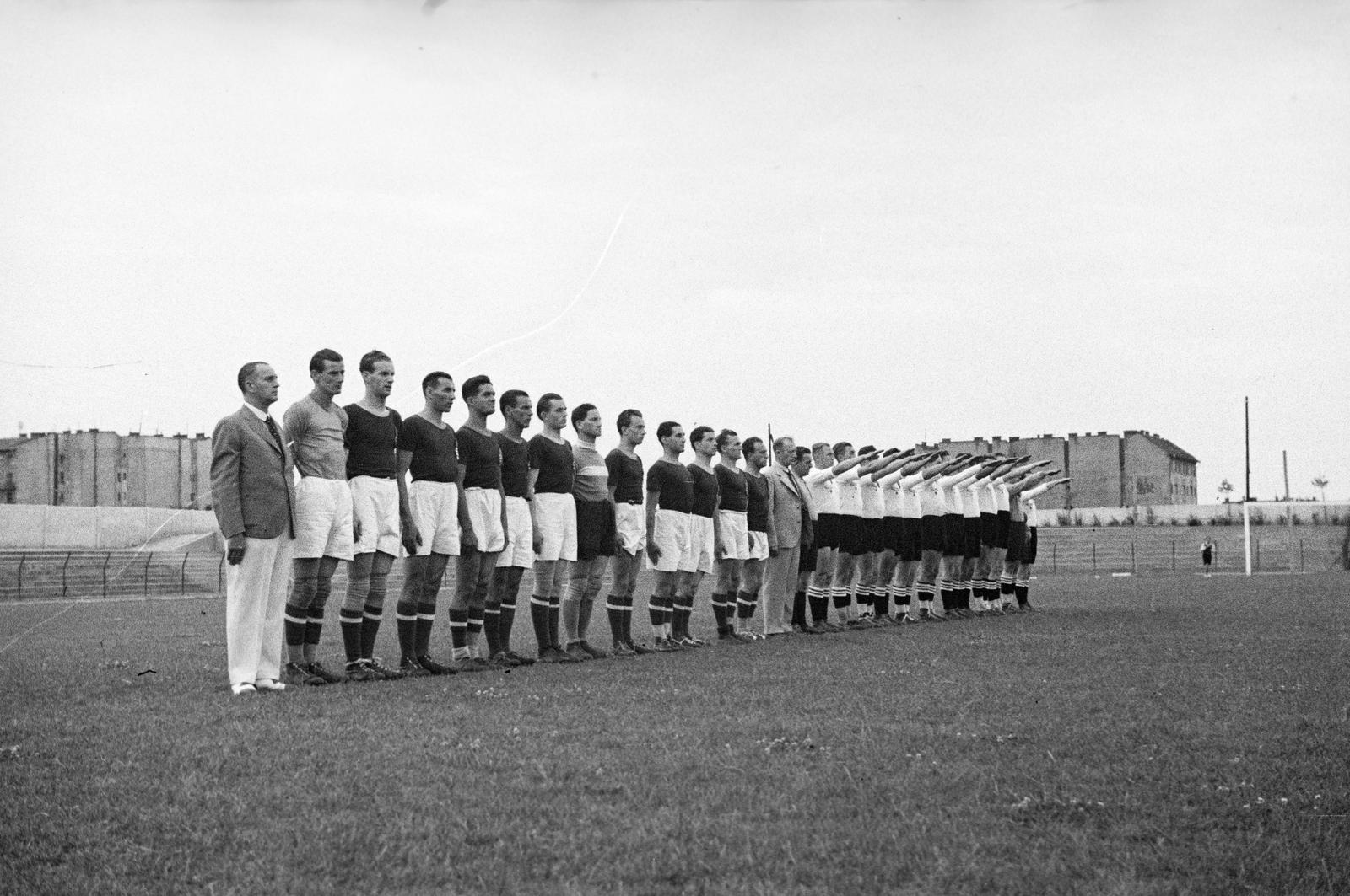 Magyarország, Budapest XI., Kőrösy József (Mező) utca, BEAC sportpálya. A felvétel a Magyarország - Németország válogatott nagypályás kézilabda mérközésen 1936. július 16-án készült., 1937, Inkey Tibor, gesztus, futballcsapat, nácizmus, Budapest, Fortepan #304856