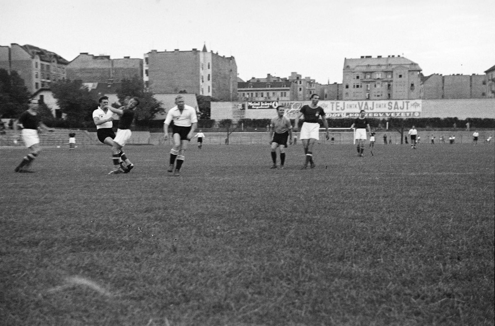 Hungary, Budapest XI., Kőrösy József (Mező) utca, BEAC sportpálya, háttérben a Karinthy Frigyes (Verpeléti) út melletti épületek láthatók. A felvétel a Magyarország - Németország válogatott nagypályás kézilabda mérközésen 1936. július 16-án készült., 1937, Inkey Tibor, football, Julius Meinl-brand, ad, Budapest, Fortepan #304857