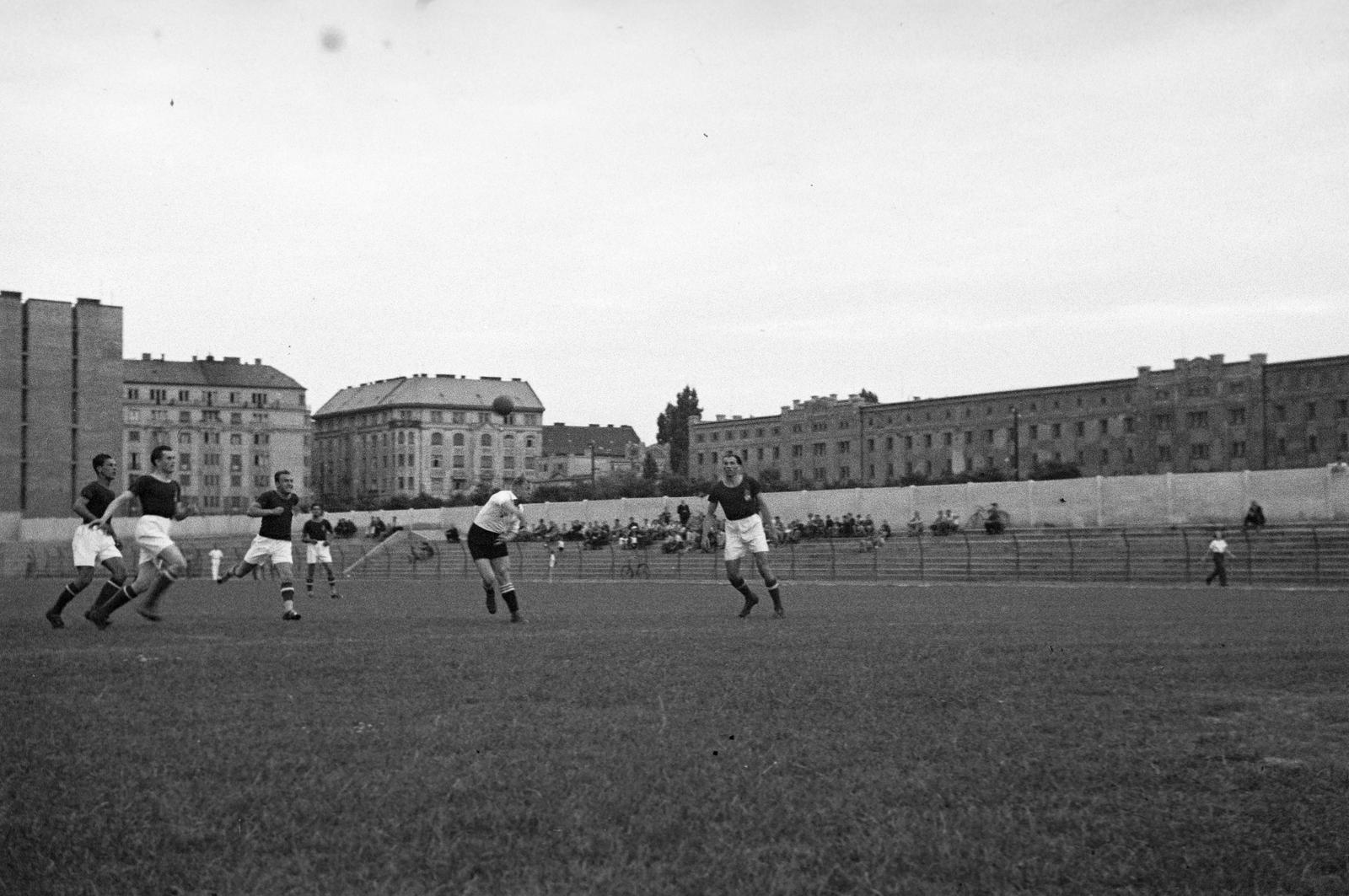 Magyarország, Budapest XI., Kőrösy József (Mező) utca, BEAC sportpálya, háttérben balra a Karinthy Frigyes (Verpeléti) út - Vak Bottyán utca sarkán álló épületek, jobbra a Lágymányosi Dohánygyár látható. A felvétel a Magyarország - Németország válogatott nagypályás kézilab damérközésen 1936. július 16-án készült., 1937, Inkey Tibor, labdarúgás, Budapest, Fortepan #304858