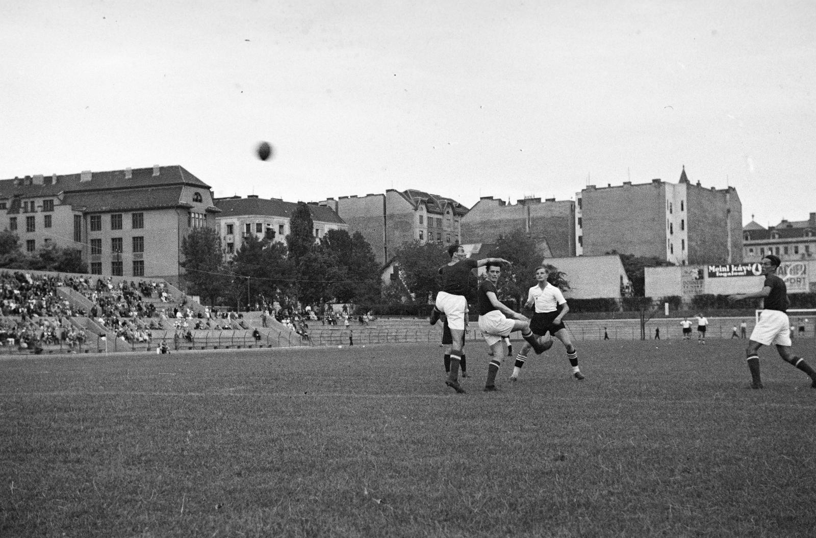 Hungary, Budapest XI., Kőrösy József (Mező) utca, BEAC-pálya. Háttérben balra a Váli utcai iskola (később József Attila Gimnázium) épülete. A felvétel a Magyarország - Németország válogatott nagypályás kézilabda mérközésen 1936. július 16-án készült., 1937, Inkey Tibor, football, audience, Budapest, Fortepan #304859
