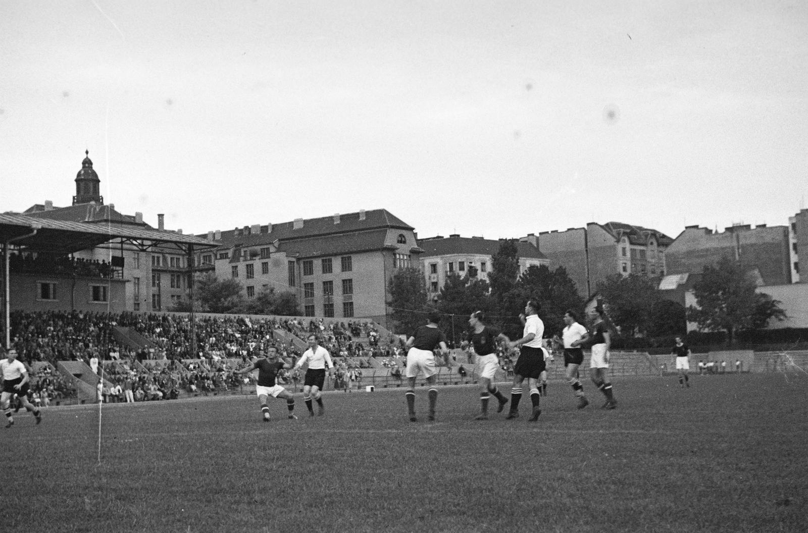 Hungary, Budapest XI., Kőrösy József (Mező) utca, BEAC-pálya. Háttérben a tribün mögött a Váli utcai iskola (később József Attila Gimnázium) épülete. A felvétel a Magyarország - Németország válogatott nagypályás kézilabda mérközésen 1936. július 16-án készült., 1937, Inkey Tibor, football, Budapest, Fortepan #304861