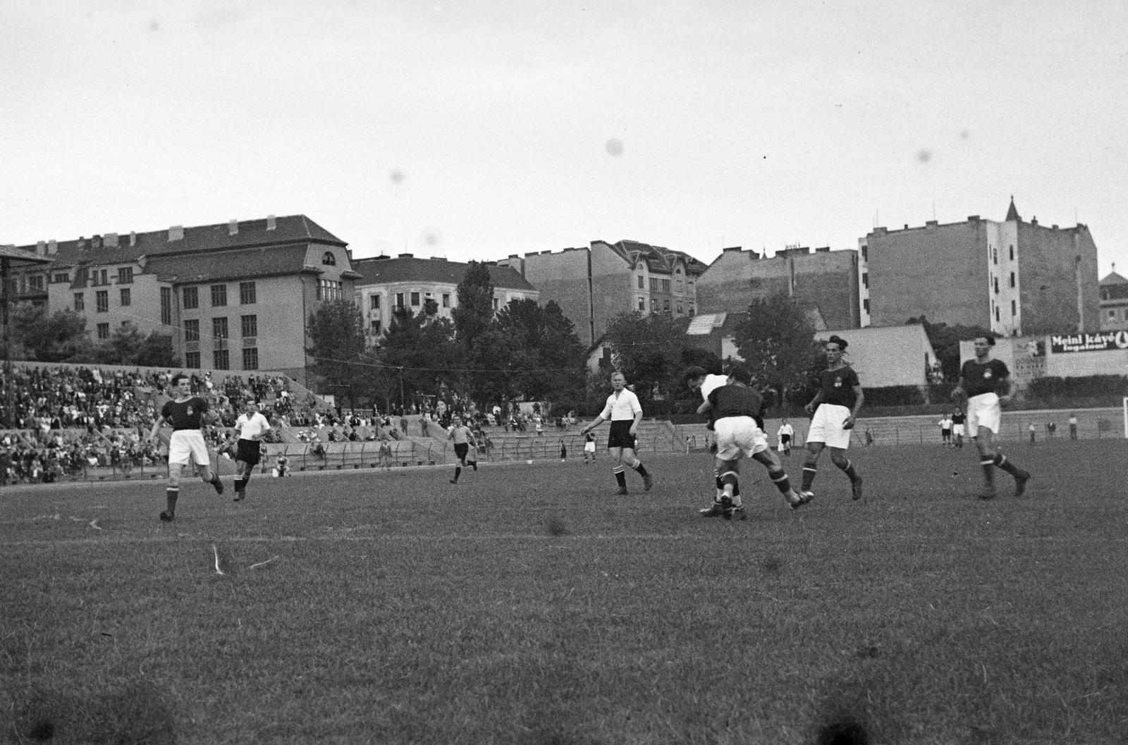 Magyarország, Budapest XI., Kőrösy József (Mező) utca, BEAC-pálya. Háttérben balra a Váli utcai iskola (később József Attila Gimnázium) épülete. A felvétel a Magyarország - Németország válogatott nagypályás kézilabda mérközésen 1936. július 16-án készült., 1937, Inkey Tibor, labdarúgás, Budapest, Fortepan #304862