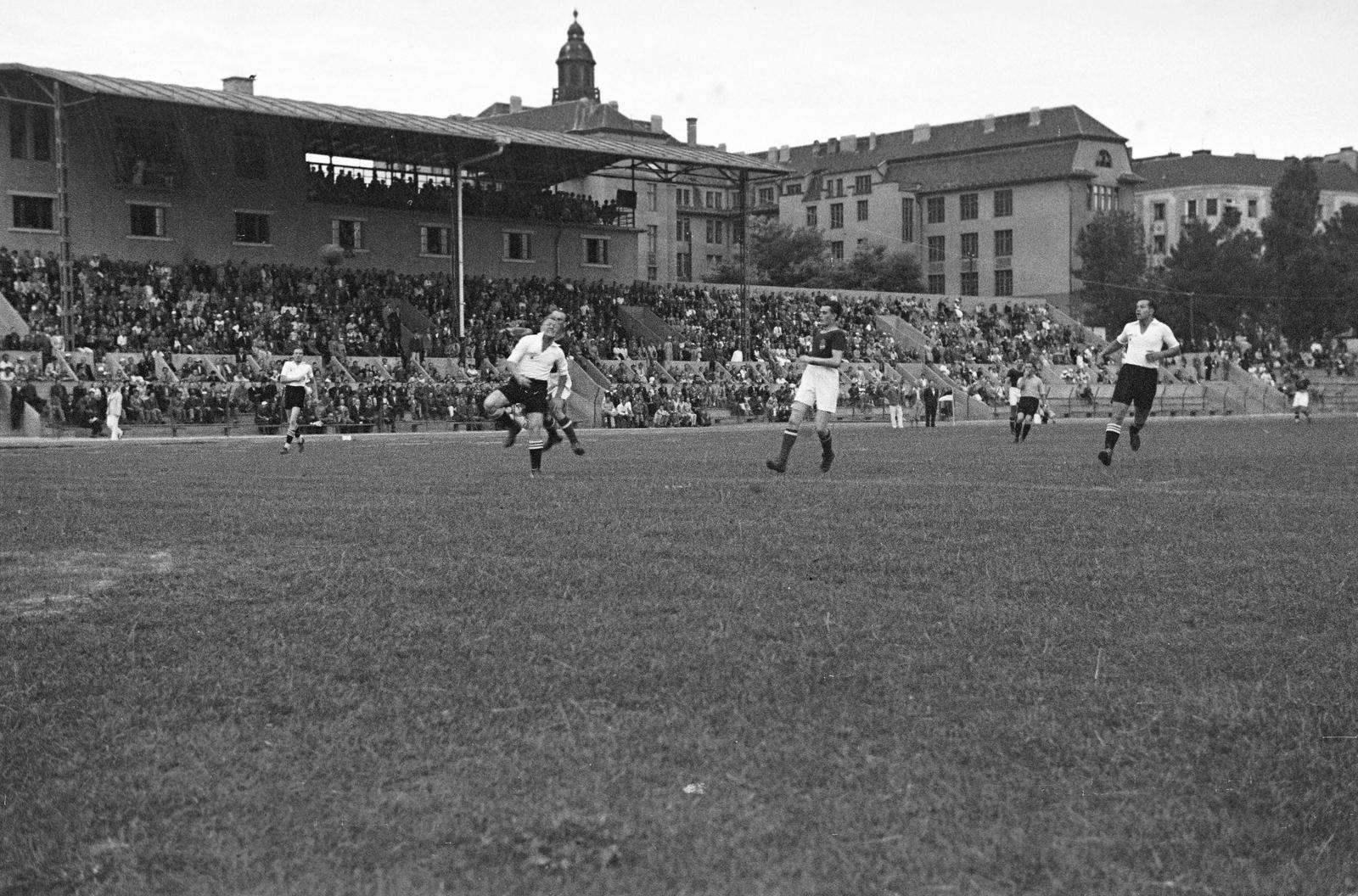 Magyarország, Budapest XI., Kőrösy József (Mező) utca, BEAC-pálya. Háttérben a tribün mögött a Váli utcai iskola (később József Attila Gimnázium) épülete. A felvétel a Magyarország - Németország válogatott nagypályás kézilabda mérközésen 1936. július 16-án készült., 1937, Inkey Tibor, Budapest, Fortepan #304864