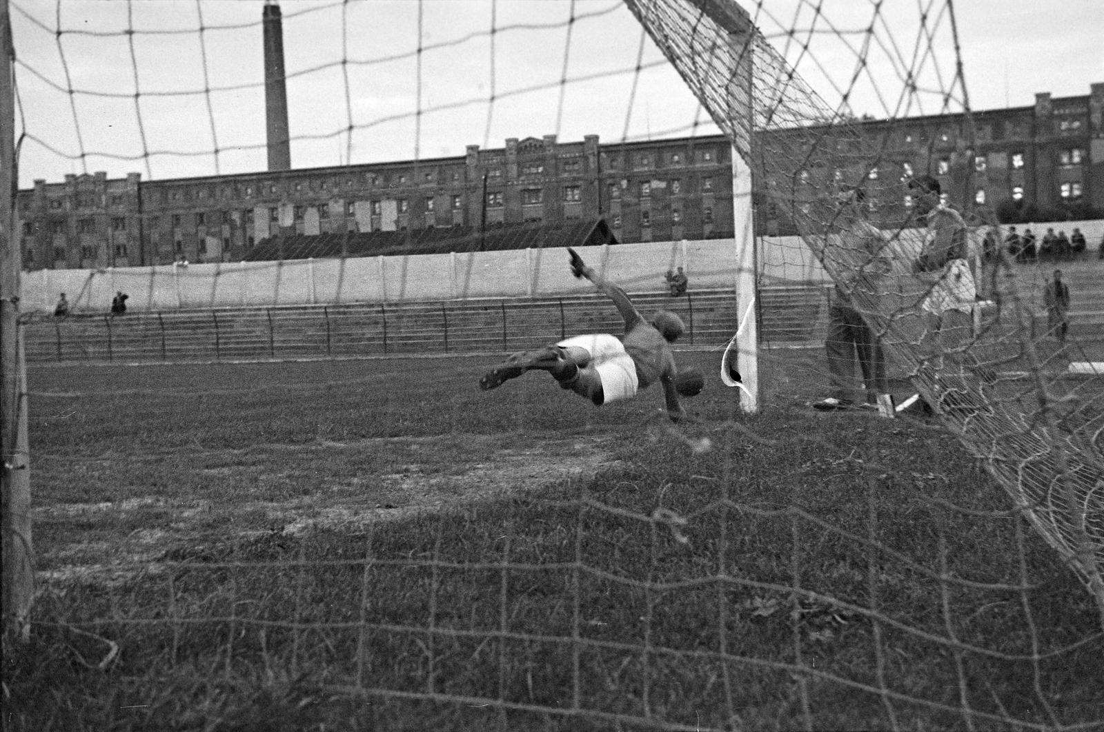Magyarország, Budapest XI., Kőrösy József (Mező) utca, BEAC sportpálya, háttérben a Lágymányosi Dohánygyár. A felvétel a Magyarország - Németország válogatott nagypályás kézilabda mérközésen 1936. július 16-án készült., 1937, Inkey Tibor, kapus, gyárkémény, Budapest, Fortepan #304865