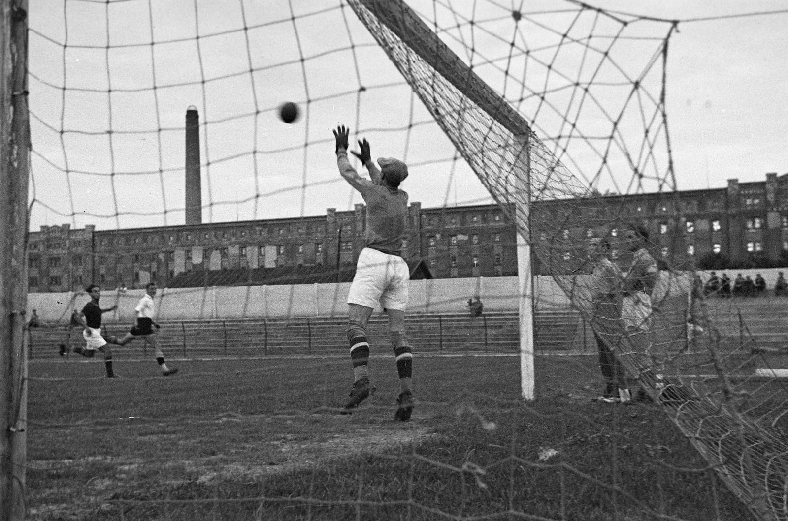 Magyarország, Budapest XI., Kőrösy József (Mező) utca, BEAC sportpálya, háttérben a Lágymányosi Dohánygyár. A felvétel a Magyarország - Németország válogatott nagypályás kézilabda mérközésen 1936. július 16-án készült., 1937, Inkey Tibor, kapus, Budapest, Fortepan #304866