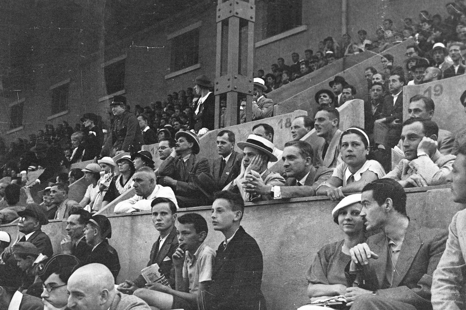 Hungary, Budapest XI., Kőrösy József (Mező) utca, BEAC sportpálya tribünje. A felvétel a Magyarország - Németország válogatott nagypályás kézilabda mérközésen 1936. július 16-án készült., 1937, Inkey Tibor, audience, Budapest, Fortepan #304870