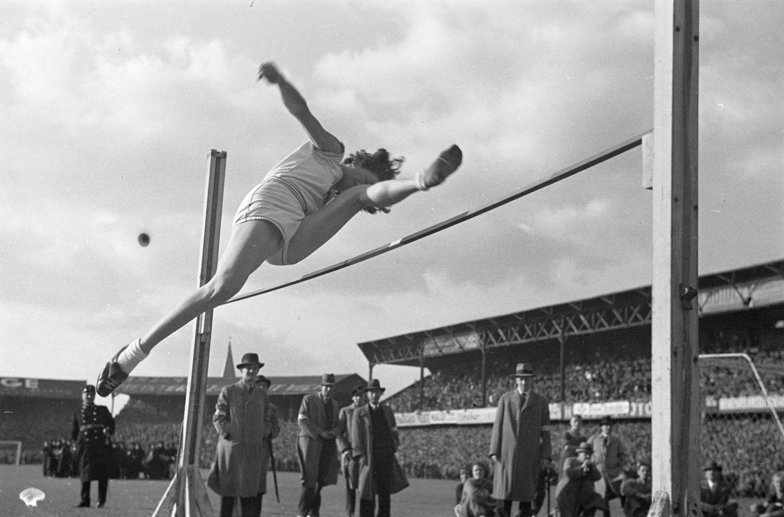 Magyarország, Budapest IX., Üllői út, FTC stadion, atlétikai verseny., 1936, Inkey Tibor, atlétika, levegőben, stadion, karszalag, sportoló, sportbíró, magasugrás, rúdugrás, Budapest, Fortepan #304873