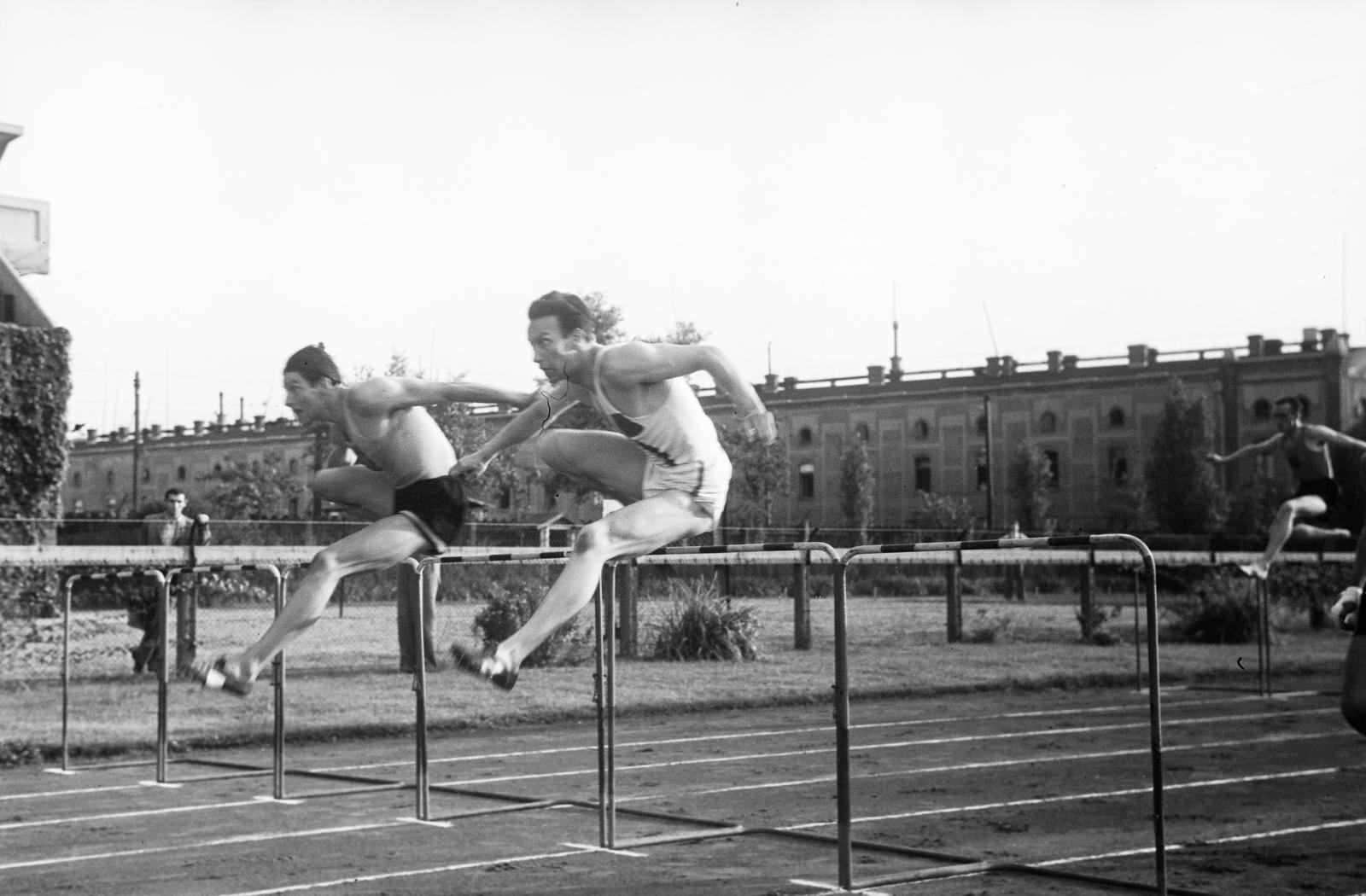 Magyarország, Budapest VIII., Sport utca, BSZKRT (később Előre, majd BKV Előre) pálya, atlétikai verseny., 1936, Inkey Tibor, atlétika, levegőben, gátfutás, Budapest, Fortepan #304879