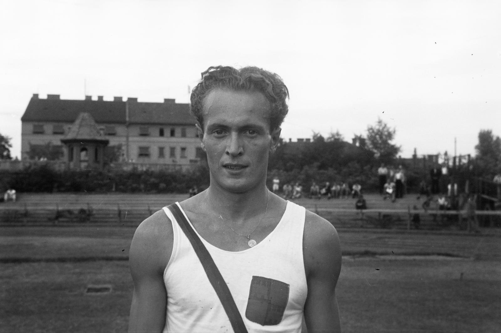 Hungary, Budapest VIII., Sport utca, BSZKRT (később Előre, majd BKV Előre) pálya, atlétikai verseny., 1936, Inkey Tibor, man, portrait, Budapest, Fortepan #304884