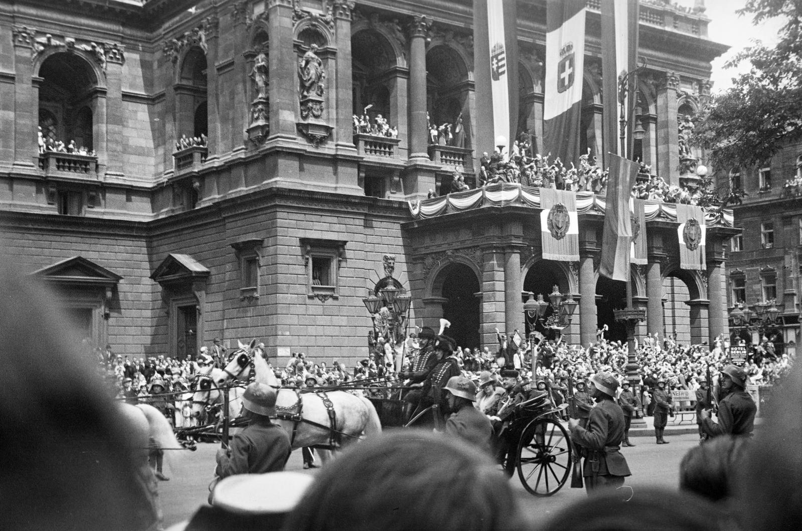 1937, Inkey Tibor, gaping, opera house, carriage, flag, Fortepan #304902