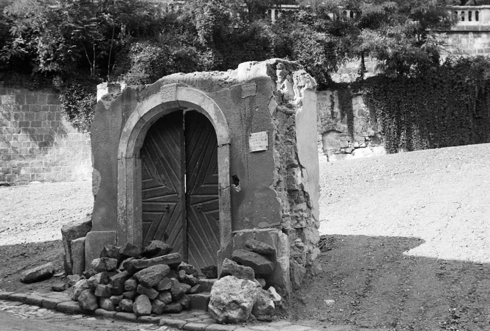 Magyarország, Budapest I., Csónak utca, az elbontott 2-es számú ház kapuja. Később a közelben a budai Vár falába beépítették., 1937, Inkey Tibor, Best of, kapu, rom, boltív, épületbontás, Budapest, Fortepan #304911