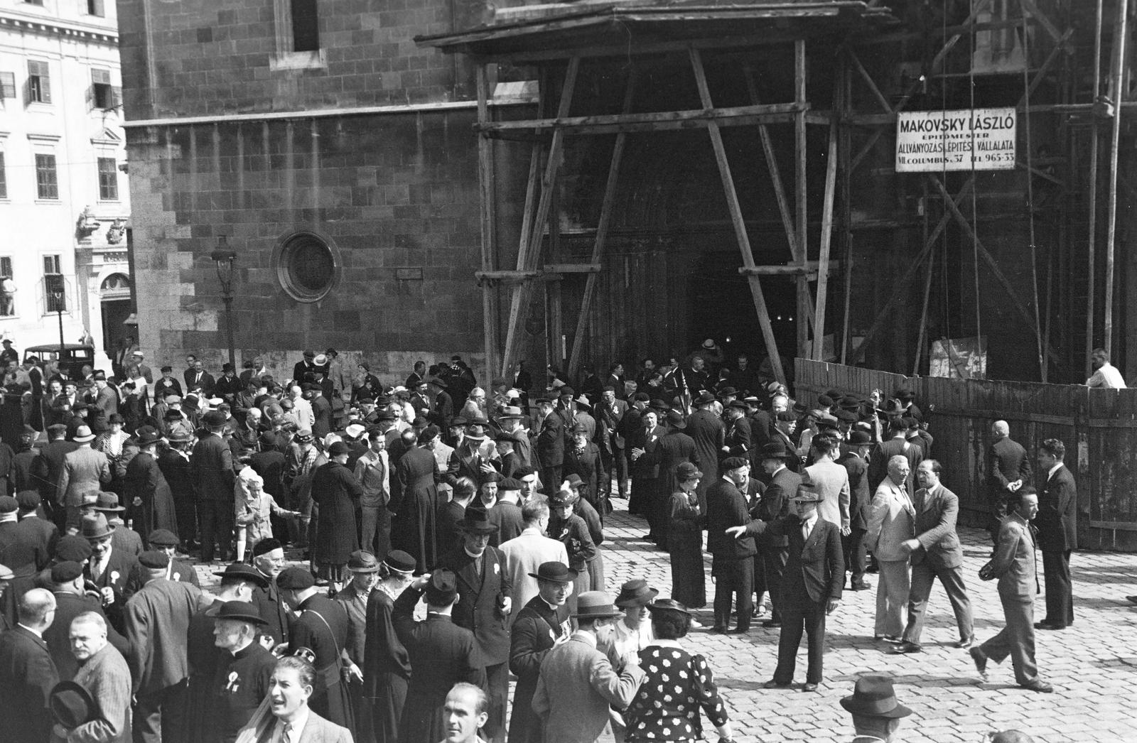Hungary, Budapest I., Szentháromság tér, a Mátyás-templom főbejárata., 1937, Inkey Tibor, scaffolding, Budapest, Fortepan #304912