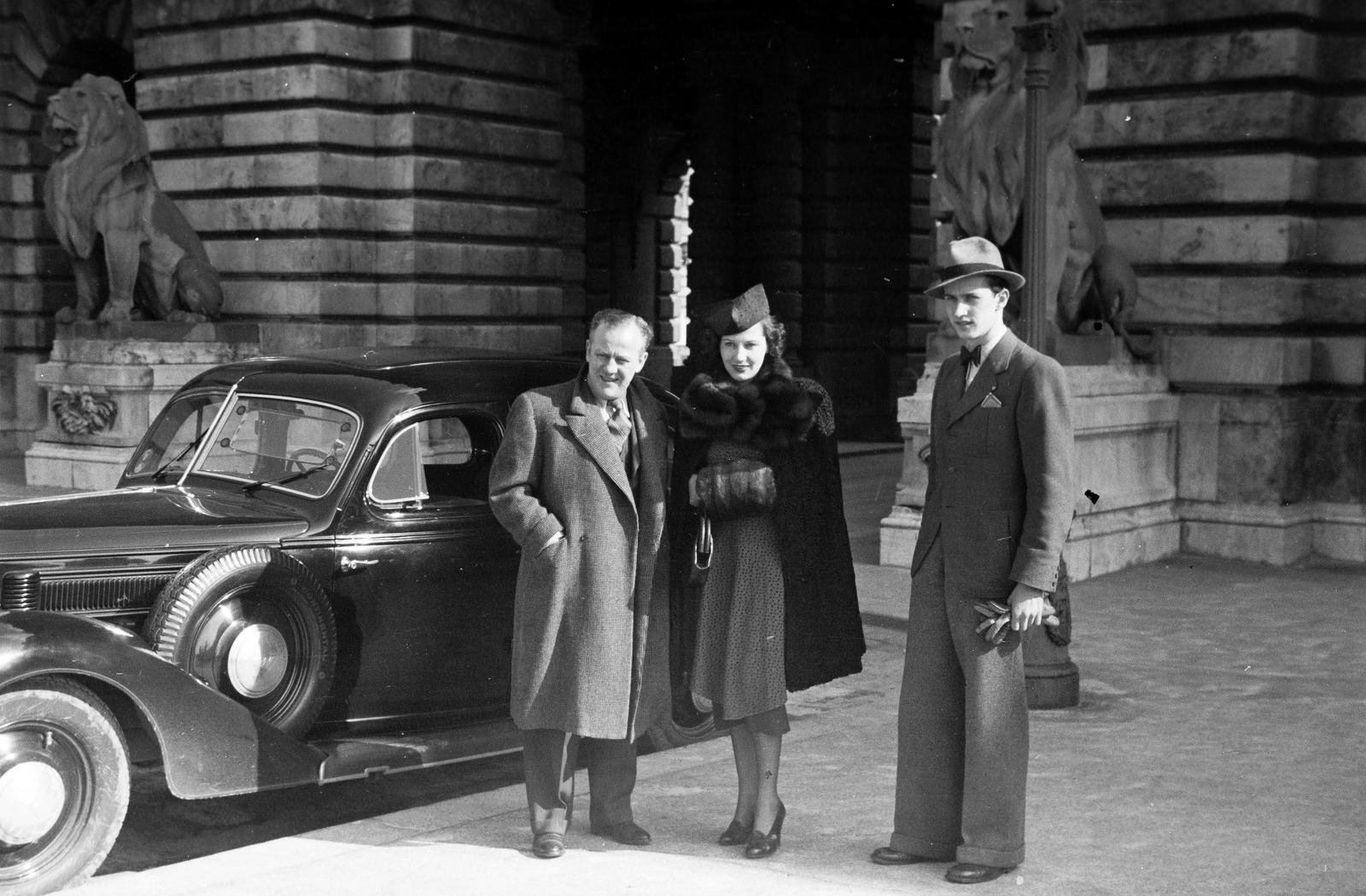 Hungary, Budapest I., a Királyi Palota (később Budavári Palota) Nagy udvara, a felvétel az Oroszlános kapunál készült. Balra Jack Hylton brit zenekarvezető, zongorista, énekes és felesége, jobbra ifj. Brunswick György., 1937, Inkey Tibor, three people, musician, automobile, jazz history, stone lion, Budapest, Fortepan #304928