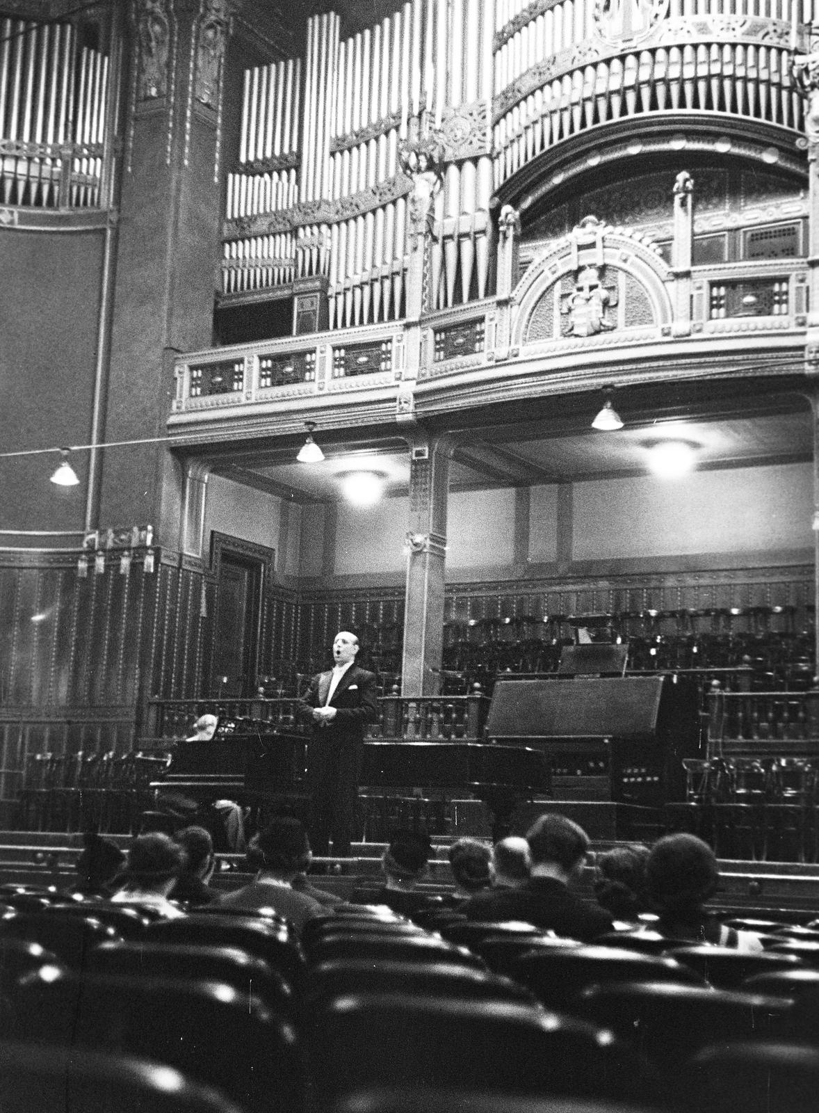 Hungary, Budapest VI., Zeneakadémia, Nagyterem., 1937, Inkey Tibor, piano, singer, auditorium, Budapest, Fortepan #304930