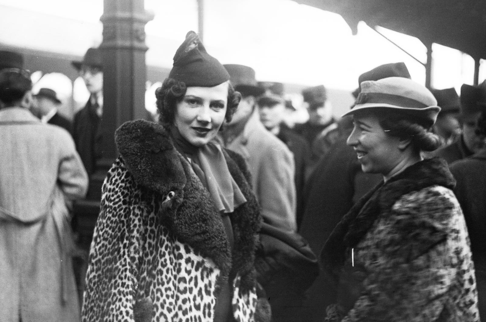 Magyarország, Budapest VIII., Keleti pályaudvar, külső vágányok. Balra Jack Hylton brit zenekarvezető, zongorista, énekes felesége., 1937, Inkey Tibor, hölgy, bunda, kalap, Budapest, Fortepan #304934