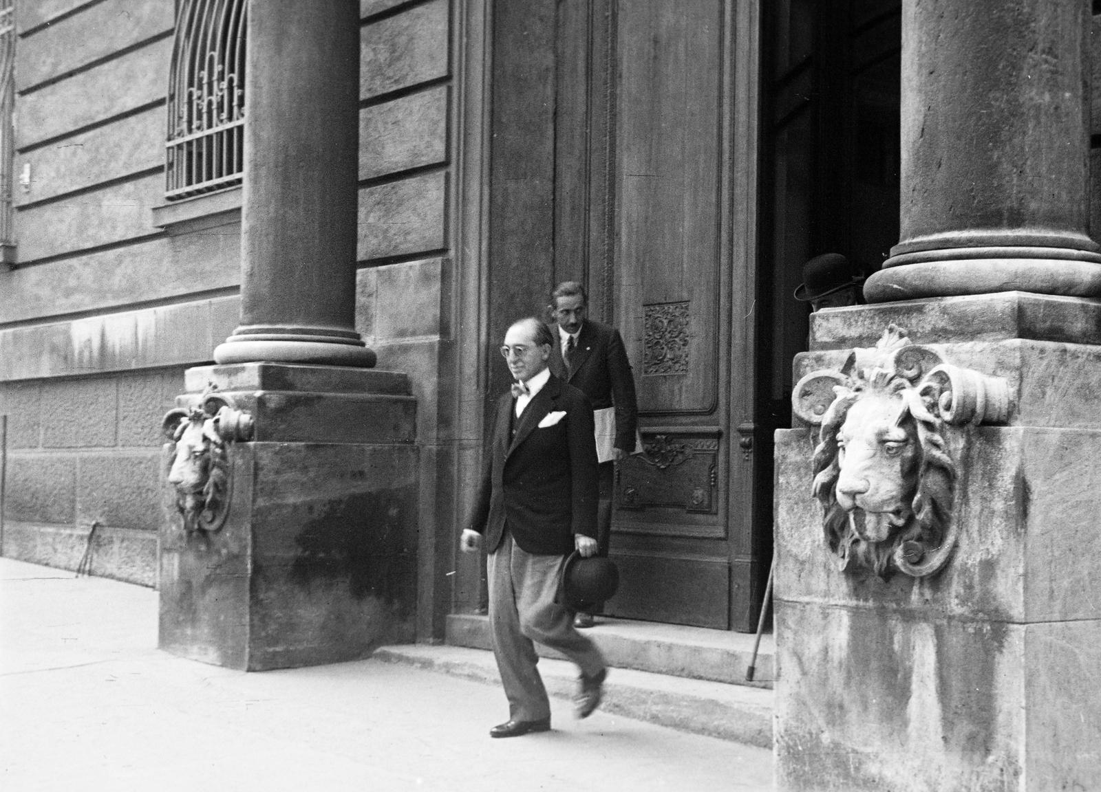 1937, Inkey Tibor, hat in hand, stone lion, relief, Fortepan #304945