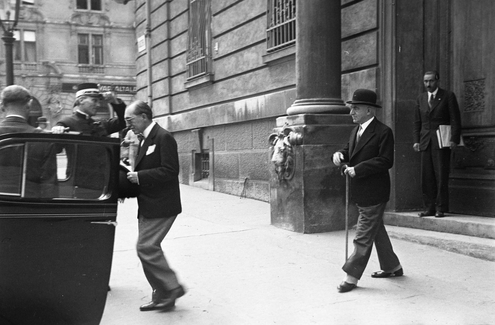 1937, Inkey Tibor, spat, entering the car, Fortepan #304946