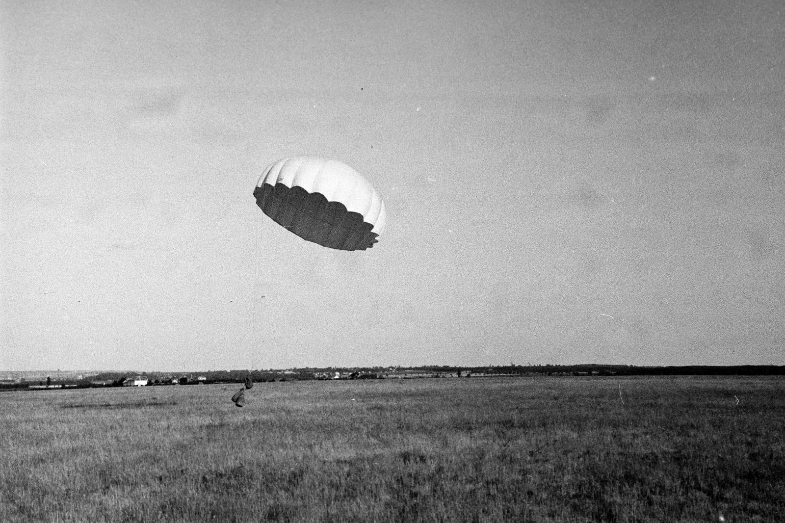 Hungary, Mátyásföld Airport, Budapest XVI., a Magyar Vörös Kereszt és a Magyar Aero Szövetség rendezésében megtartott első nemzetközi légi mentőügyi versenyek és bemutatók, 1937. június 11-14-én. Élelmiszer és egészségügyi felszerelések célba juttatása ejtőernyővel., 1937, Inkey Tibor, Budapest, Fortepan #304948