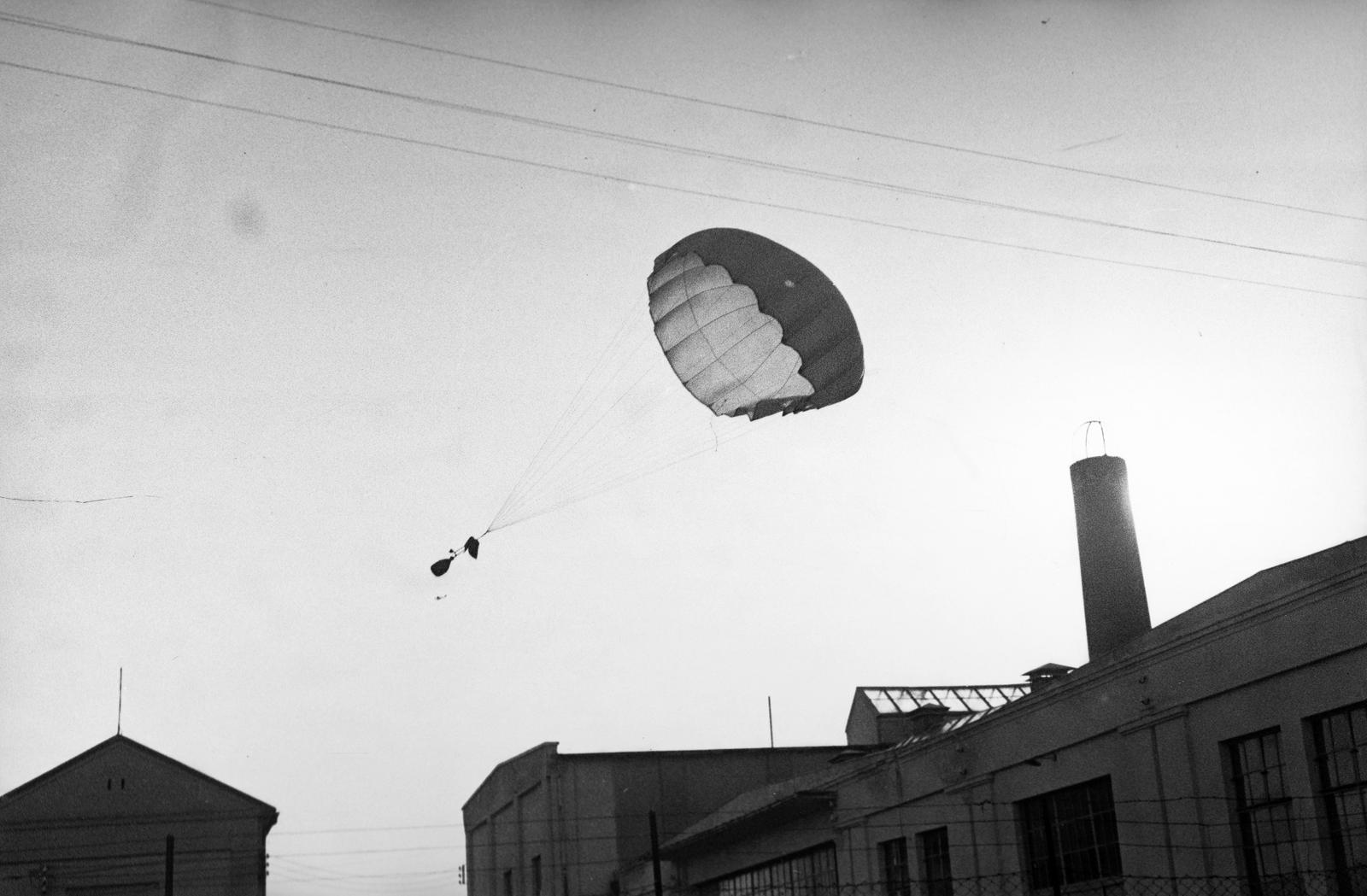 Hungary, Mátyásföld Airport, Budapest XVI., a Magyar Vörös Kereszt és a Magyar Aero Szövetség rendezésében megtartott első nemzetközi légi mentőügyi versenyek és bemutatók, 1937. június 11-14-én. Élelmiszer és egészségügyi felszerelések célba juttatása ejtőernyővel., 1937, Inkey Tibor, floating mid-air, parachute, Budapest, Fortepan #304949