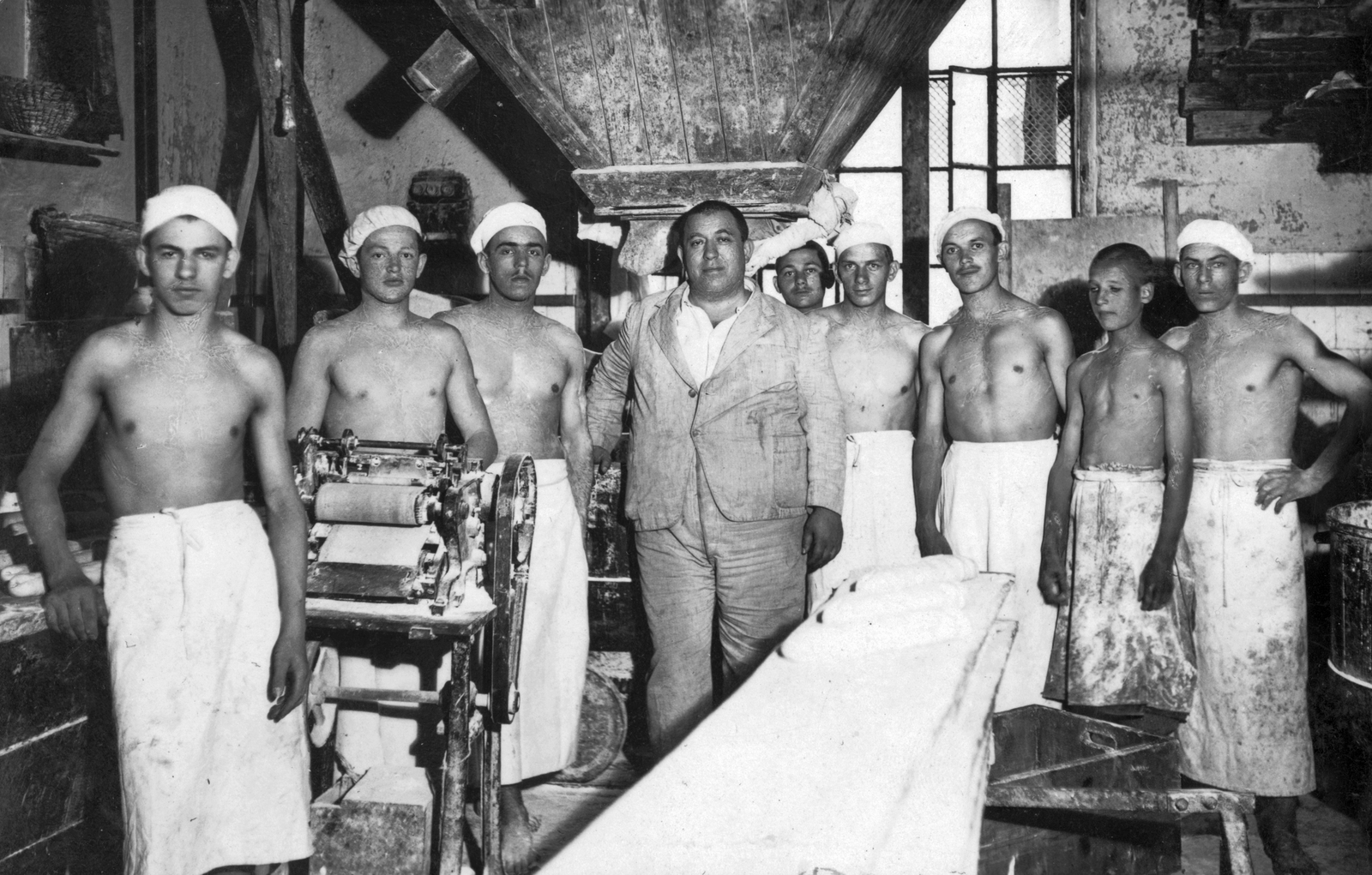 Romania,Transylvania, Timisoara, Östreicher Ignác sütőmester pinceműhelye., 1930, Varga László, tableau, men, workshop, boys, baking man, bakery, half-naked, dough sheeter, Fortepan #30495