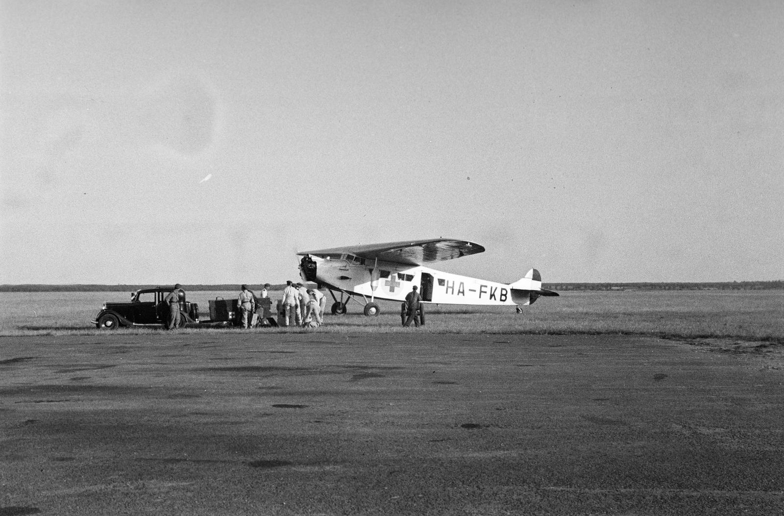 Hungary, Mátyásföld Airport, Budapest XVI., a Magyar Vörös Kereszt és a Magyar Aero Szövetség rendezésében megtartott első nemzetközi légi mentőügyi versenyek és bemutatók, 1937. június 11-14-én. Fokker F-VII típusú speciálisan kialakított kórházgép., 1937, Inkey Tibor, airplane, Budapest, Fortepan #304950