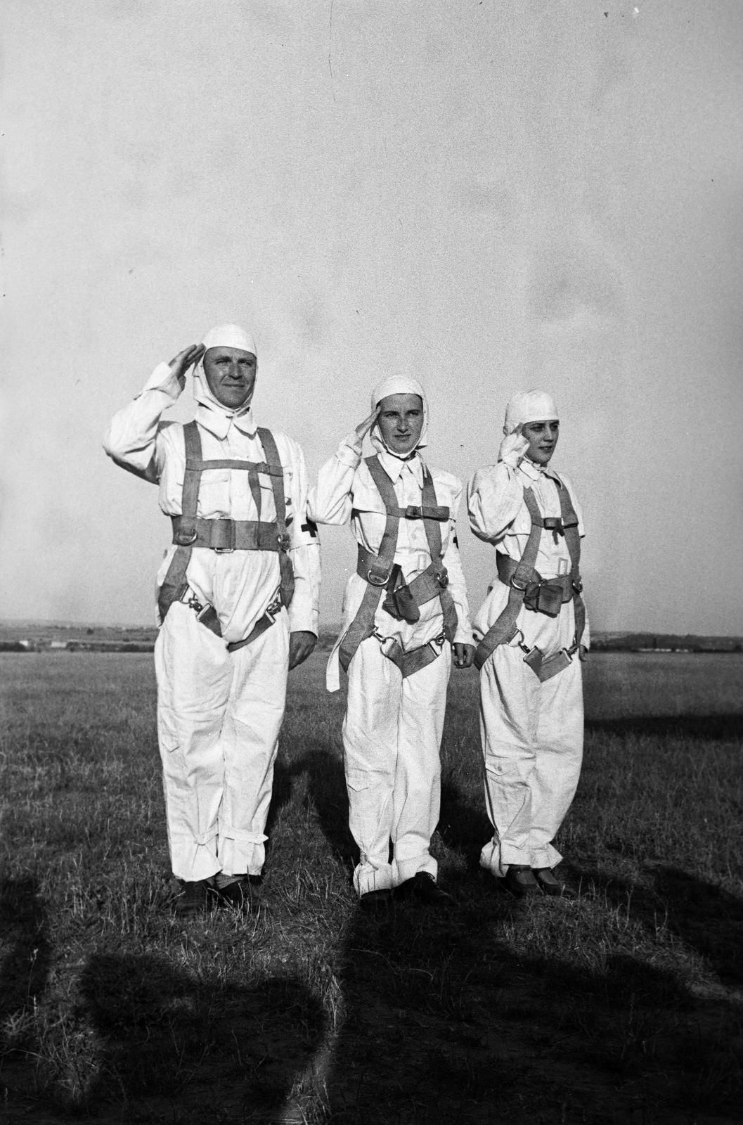 Hungary, Mátyásföld Airport, Budapest XVI., dr. Lehoczky Béla főorvos, Medveczky Gabriella és Tatár Margit vöröskeresztes ápolónővérek, az első magyar női ejtőernyősök., 1937, Inkey Tibor, three people, salute, Budapest, Fortepan #304951