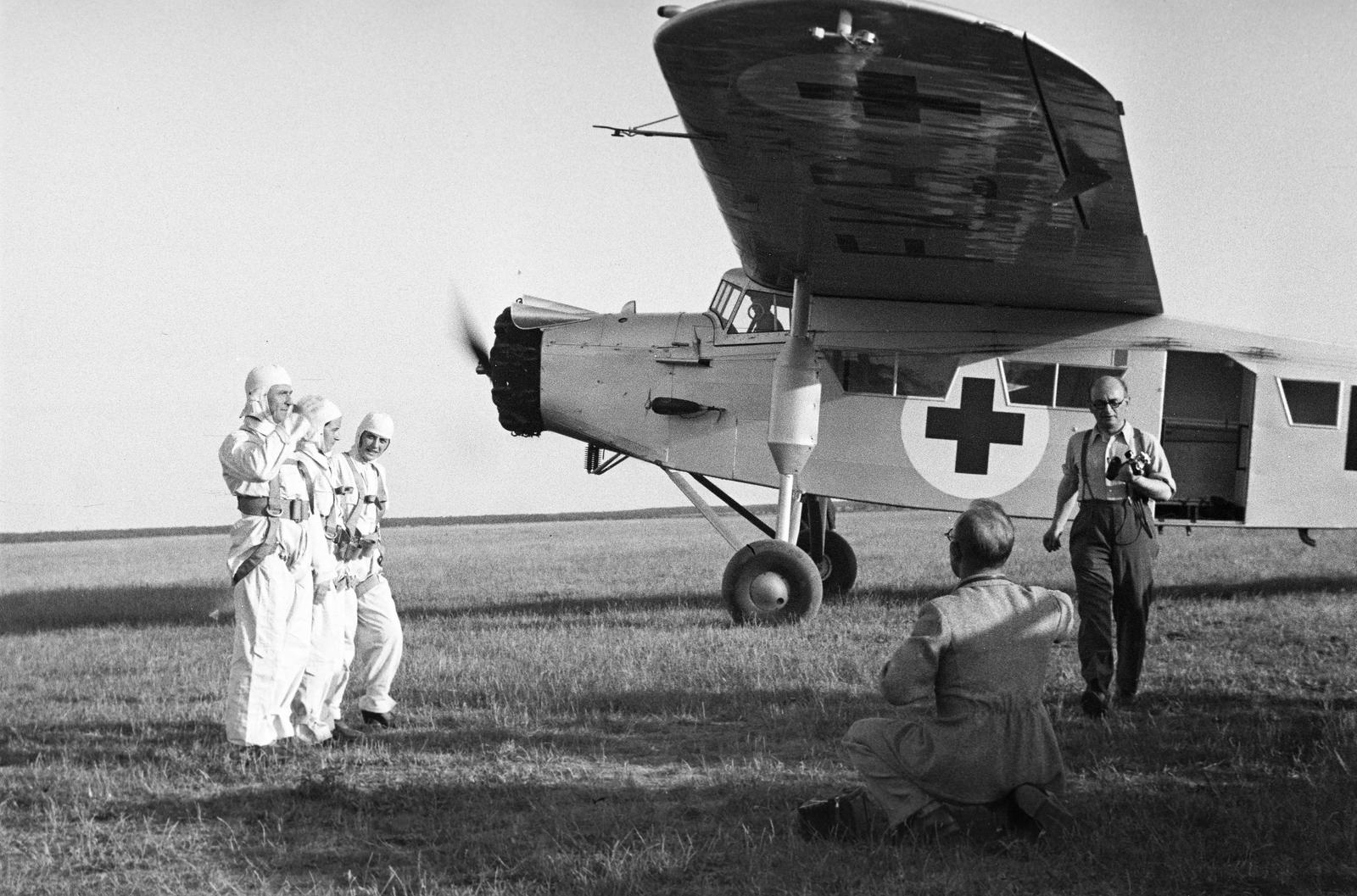 Hungary, Mátyásföld Airport, Budapest XVI., dr. Lehoczky Béla főorvos, Medveczky Gabriella és Tatár Margit vöröskeresztes ápolónővérek, az első magyar női ejtőernyősök., 1937, Inkey Tibor, airplane, Budapest, Fortepan #304952