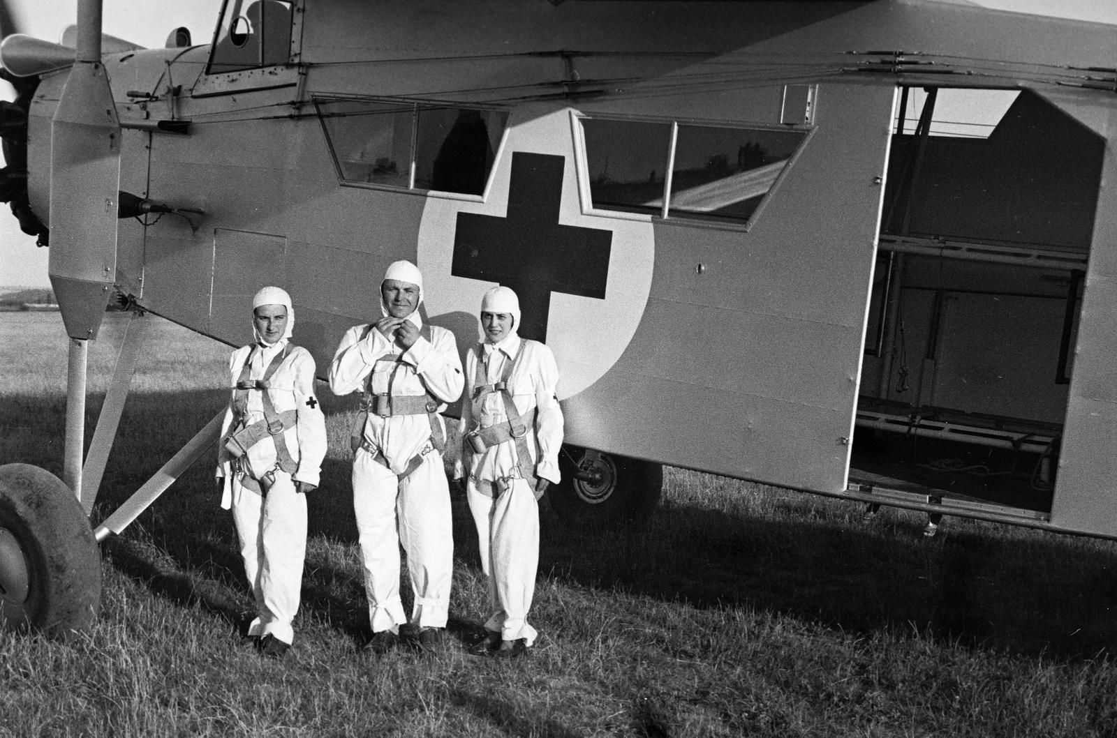 Hungary, Mátyásföld Airport, Budapest XVI., Medveczky Gabriella és Tatár Margit vöröskeresztes ápolónővérek, az első magyar női ejtőernyősök között dr. Lehoczky Béla főorvos., 1937, Inkey Tibor, airplane, Budapest, Fortepan #304953