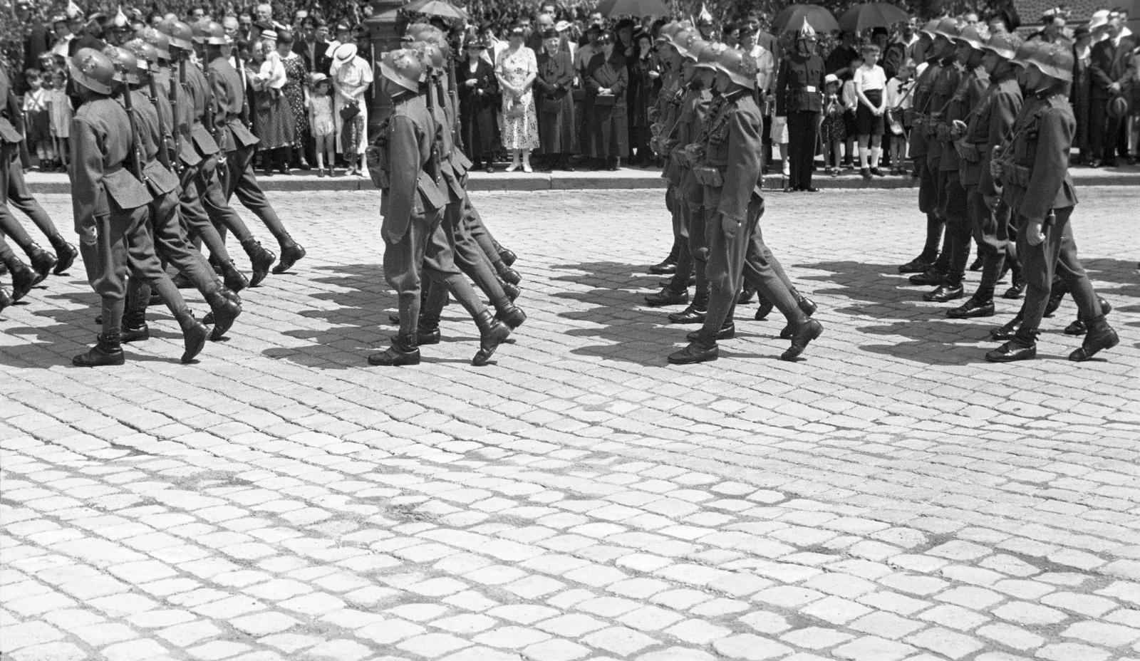 1936, Inkey Tibor, bámészkodás, díszmenet, rohamsisak, Fortepan #304963