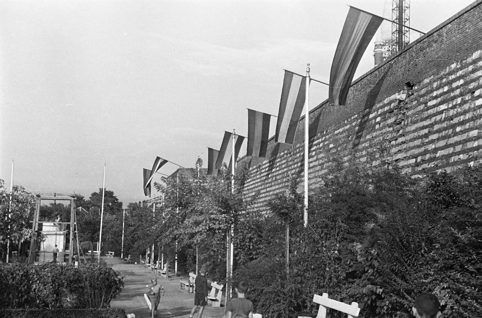 Magyarország, Budapest I., a Lovas út és az Anju bástya közötti park. Balra A hajdúk emlékköve, Grantner Jenő szobrászművész alkotása, Budavár visszavételének 250 éves fordulójára készült., 1936, Inkey Tibor, várfal, zászló, Budapest, Fortepan #304966