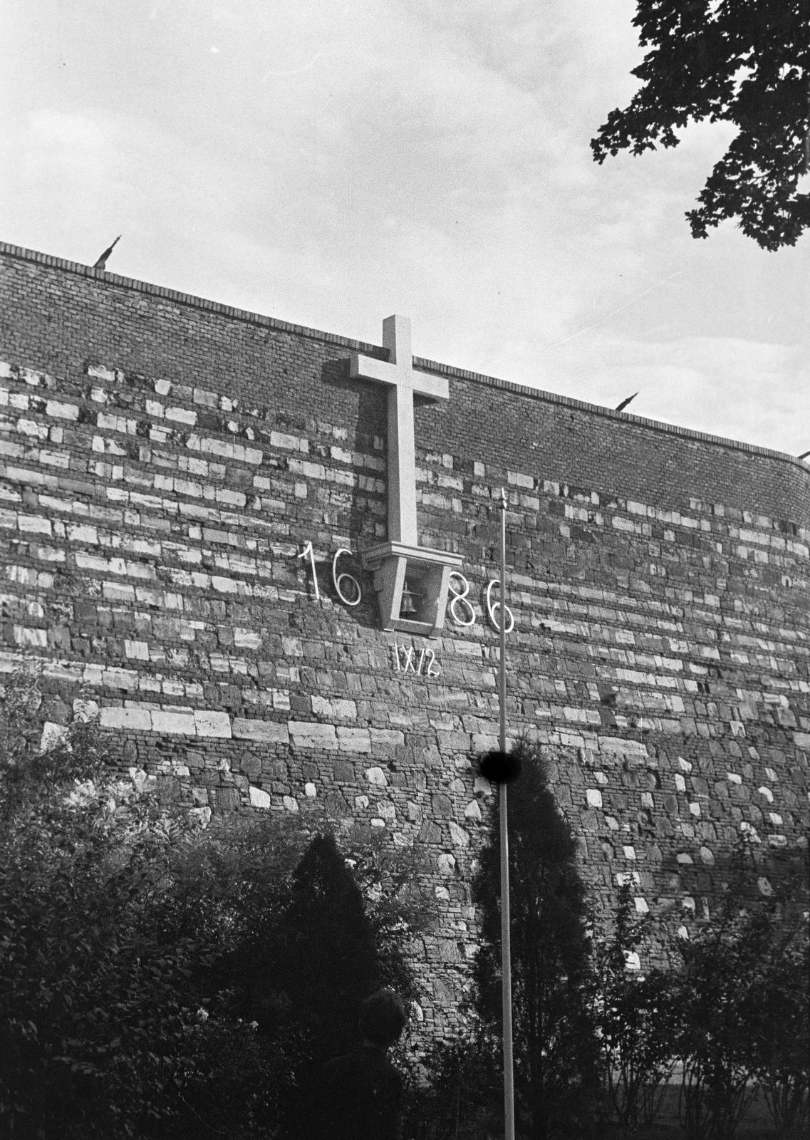 Magyarország, Budapest I., Lovas út melletti park, az Esztergomi rondella falán, Budavár visszavételének 250 éves fordulójára készült kereszt Bierbauer Virgil műépítész alkotása. Alatta kis lélekharang, annak emlékére, hogy a felszabadító sereg erre hatolt be a várba., 1936, Inkey Tibor, várfal, kereszt_jelkép, Budapest, Fortepan #304967