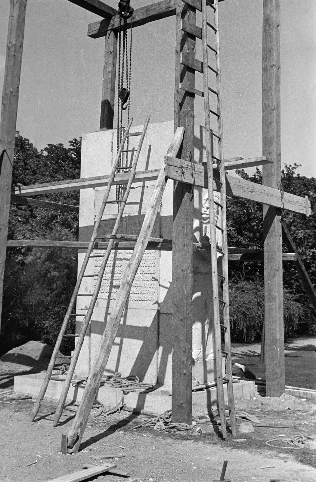 Magyarország, Budapest I., a Lovas út és az Anju bástya közötti park. A hajdúk emlékköve, Grantner Jenő szobrászművész alkotása, Budavár visszavételének 250 éves fordulójára készült., 1936, Inkey Tibor, Budapest, Fortepan #304969