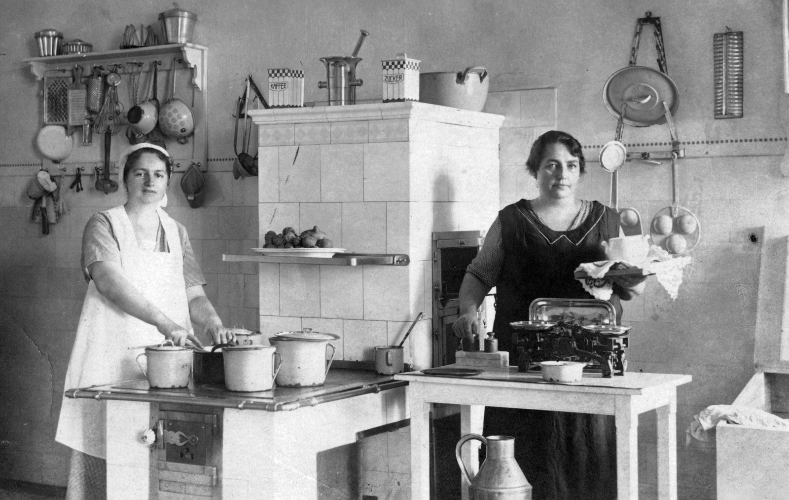 1922, Varga László, nők, életkép, tűzhely, konyha, enteriőr, kanna, főzés, kettős portré, kemence, mozsár, takaréktűzhely, Fortepan #30497