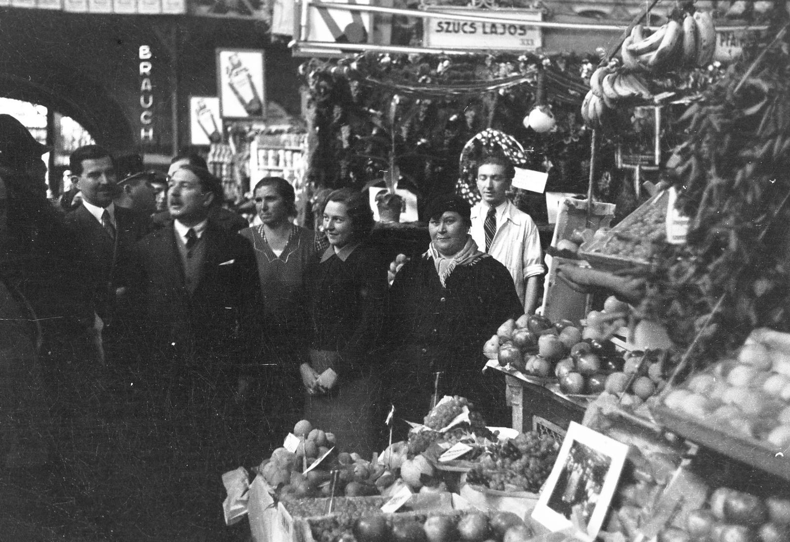 Magyarország, Budapest IX., Fővám tér, Központi Vásárcsarnok. A felvétel a csarnok kereskedői által rendezett őszi nagyvásáron Horthy Miklósné látogatásakor készült., 1936, Inkey Tibor, piac, gyümölcs, Budapest, Fortepan #304970