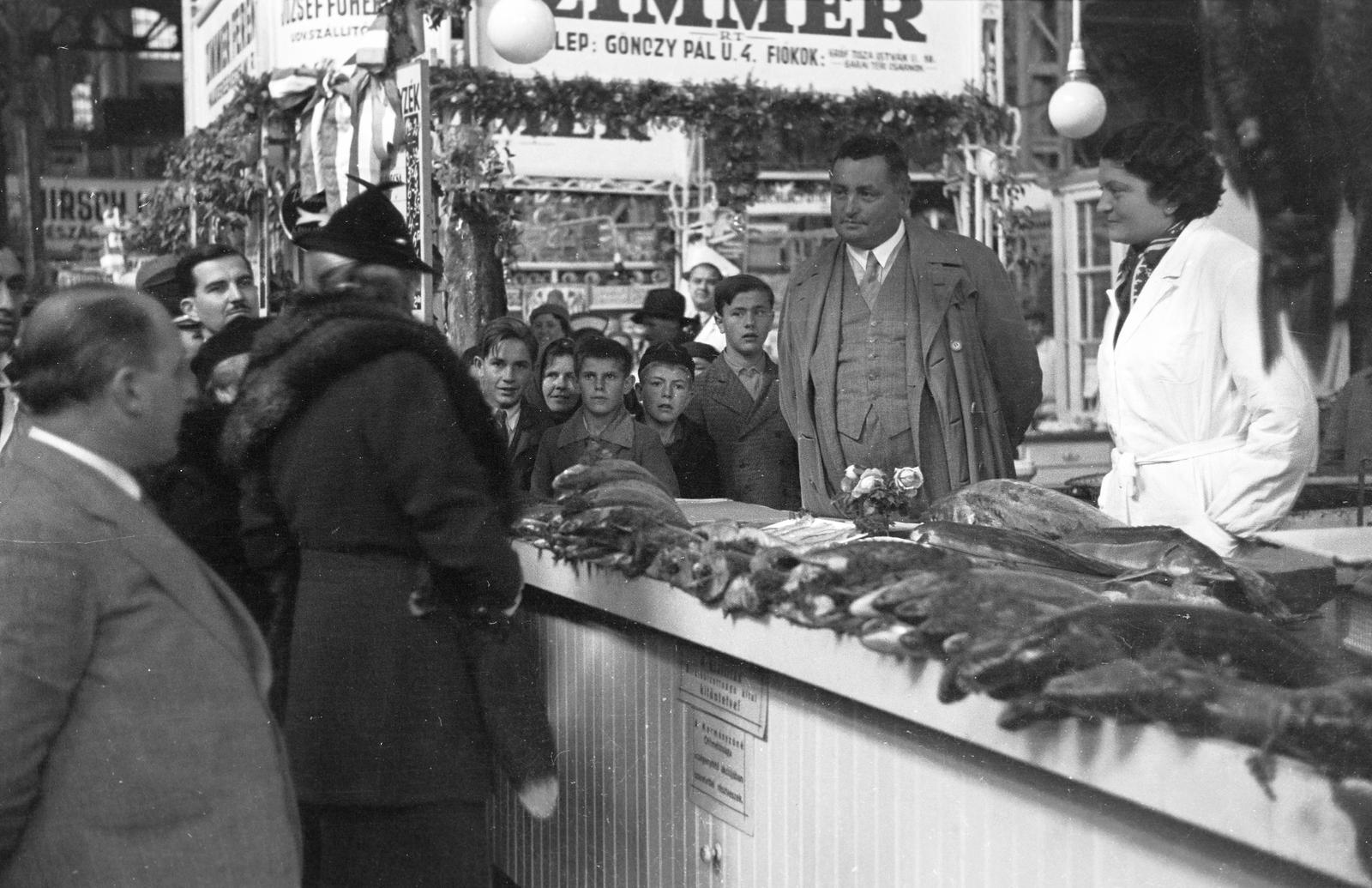 1936, Inkey Tibor, bámészkodás, árus, hal, vásárlás, csarnok, Fortepan #304972