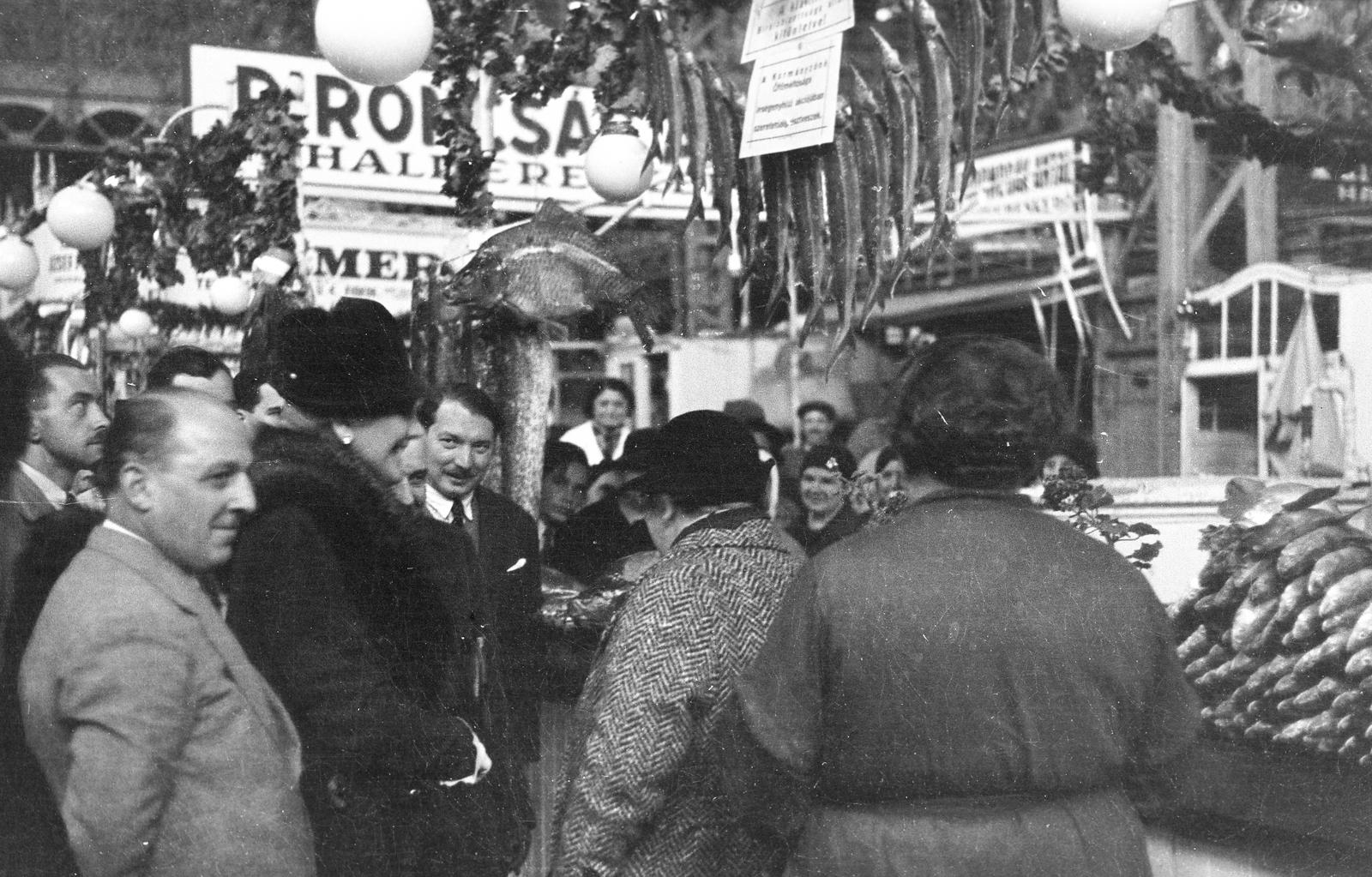 Hungary, Budapest IX., Fővám tér, Központi Vásárcsarnok. A felvétel a csarnok kereskedői által rendezett őszi nagyvásáron Horthy Miklósné látogatásakor készült., 1936, Inkey Tibor, celebrity, shopping, Budapest, Fortepan #304973