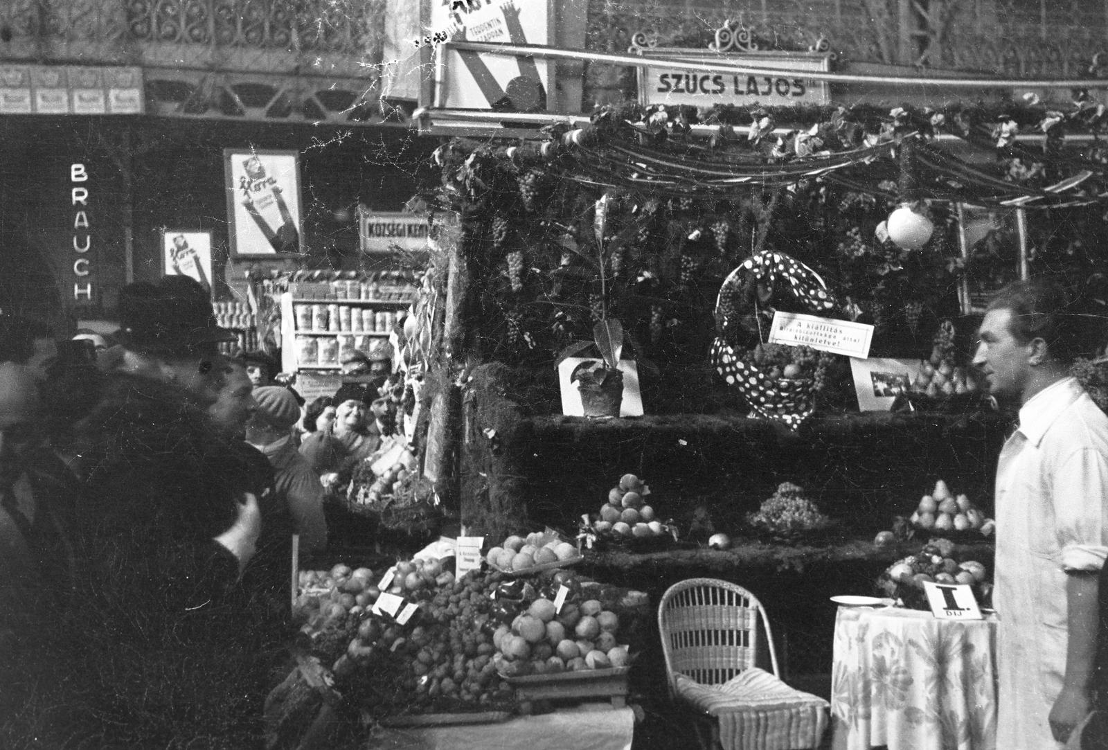 Magyarország, Budapest IX., Fővám tér, Központi Vásárcsarnok. A felvétel a csarnok kereskedői által rendezett őszi nagyvásáron Horthy Miklósné látogatásakor készült., 1936, Inkey Tibor, Flora, gyümölcsárus, kiállítás, csarnok, Budapest, Fortepan #304974