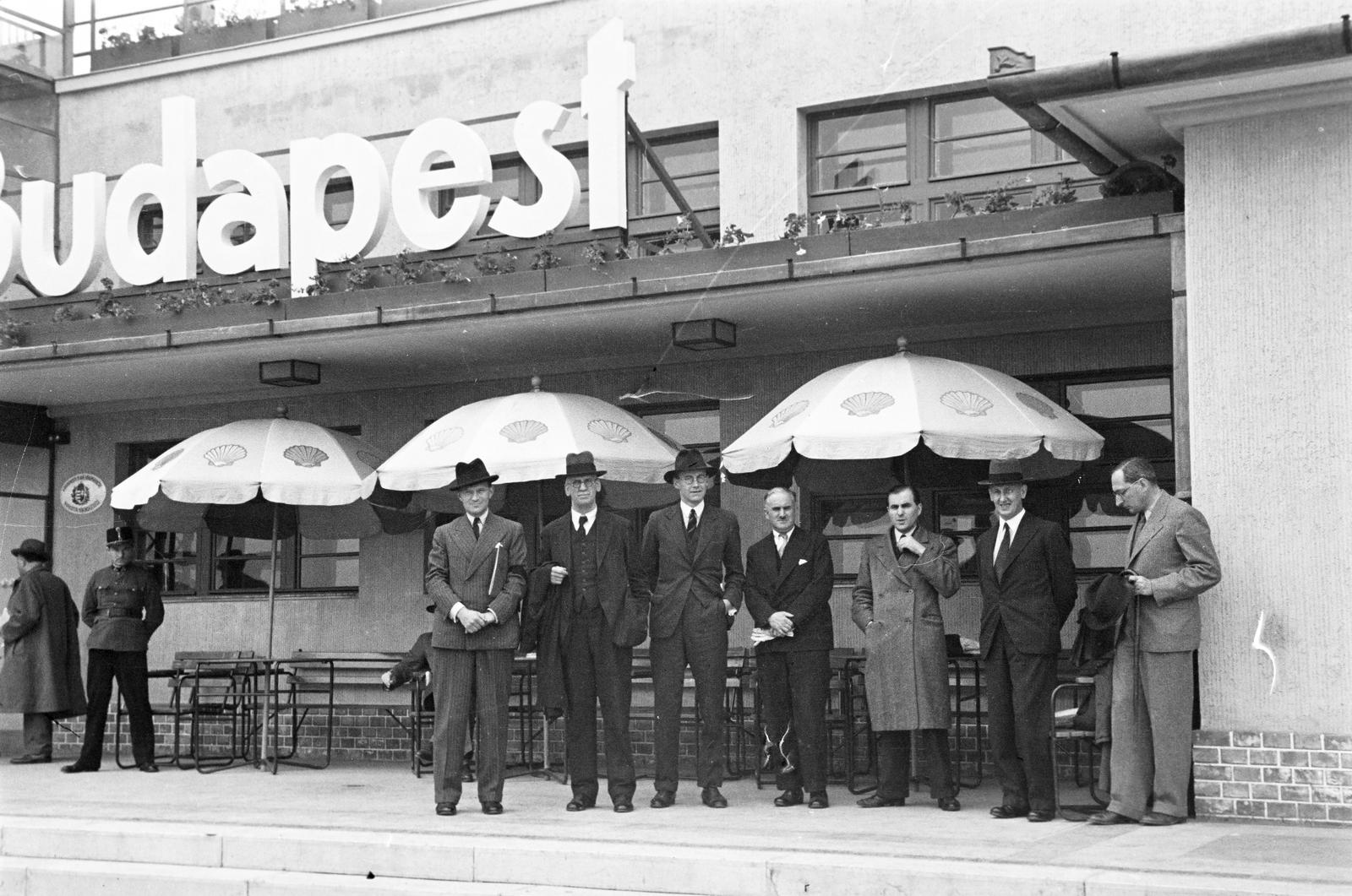 Magyarország, Mátyásföldi repülőtér, Budapest XVI., amerikai és angol újságírók küldöttsége New Yorkból a Cunard-White Line hajójával, az angol kereskedelmi hajózás új büszkeségével a Queen Maryvel indultak Európába. Cherbourgból az Imperial Airsways légitársaság De Havilland Dragon Express típusú Danae repülőgépével érkeztek Budapestre. Az utat rekordidő, 5 nap alatt tették meg. A felvétel a meteorológiai észlelő torony és fogadócsarnok előtt készült., 1936, Inkey Tibor, Best of, várakozás, repülőtér, férfiak, ünneplő ruha, Budapest, Fortepan #304978