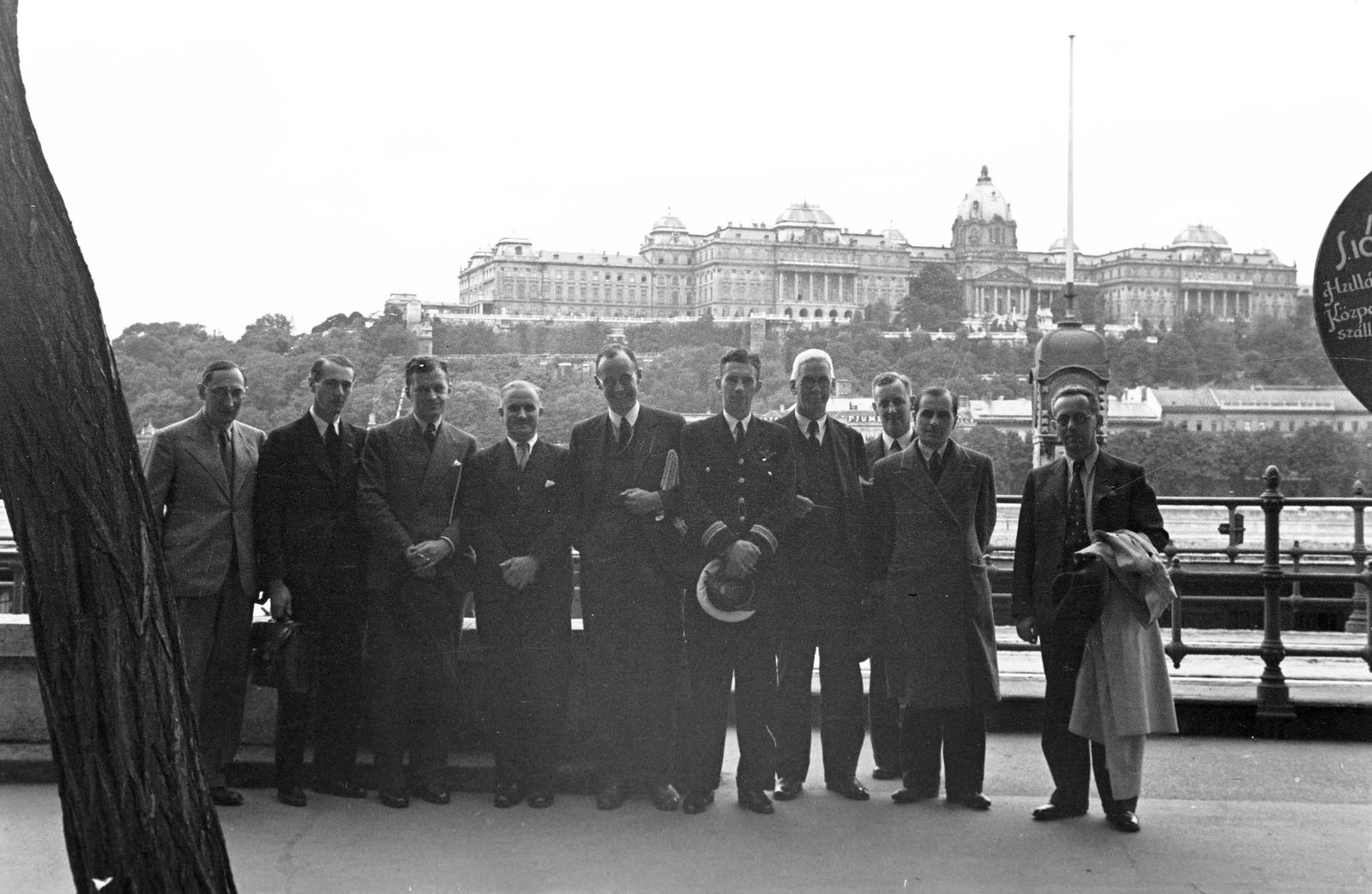 Hungary, Budapest V., Dunakorzó, háttérben a Királyi Palota (később Budavári Palota). Amerikai és angol újságírók küldöttsége New Yorkból a Cunard-White Line hajójával, az angol kereskedelmi hajózás új büszkeségével a Queen Maryvel indultak Európába. Cherbourgból az Imperial Airsways légitársaság De Havilland Dragon Express típusú Danae repülőgépével érkeztek Budapestre. Az utat rekordidő, 5 nap alatt tették meg., 1936, Inkey Tibor, men, tableau, palace, Budapest, Fortepan #304979