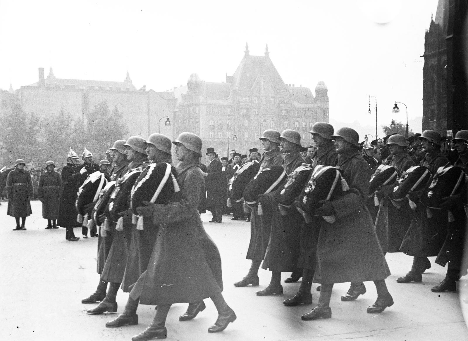 Magyarország, Budapest V., Kossuth Lajos tér, Gömbös Gyula miniszterelnök búcsúztatása után elindul a gyászmenet a Parlamentből. A felvétel 1936. október 10-én készült., 1936, Inkey Tibor, kézben tartani, temetés, kitüntetés, Budapest, Fortepan #304981