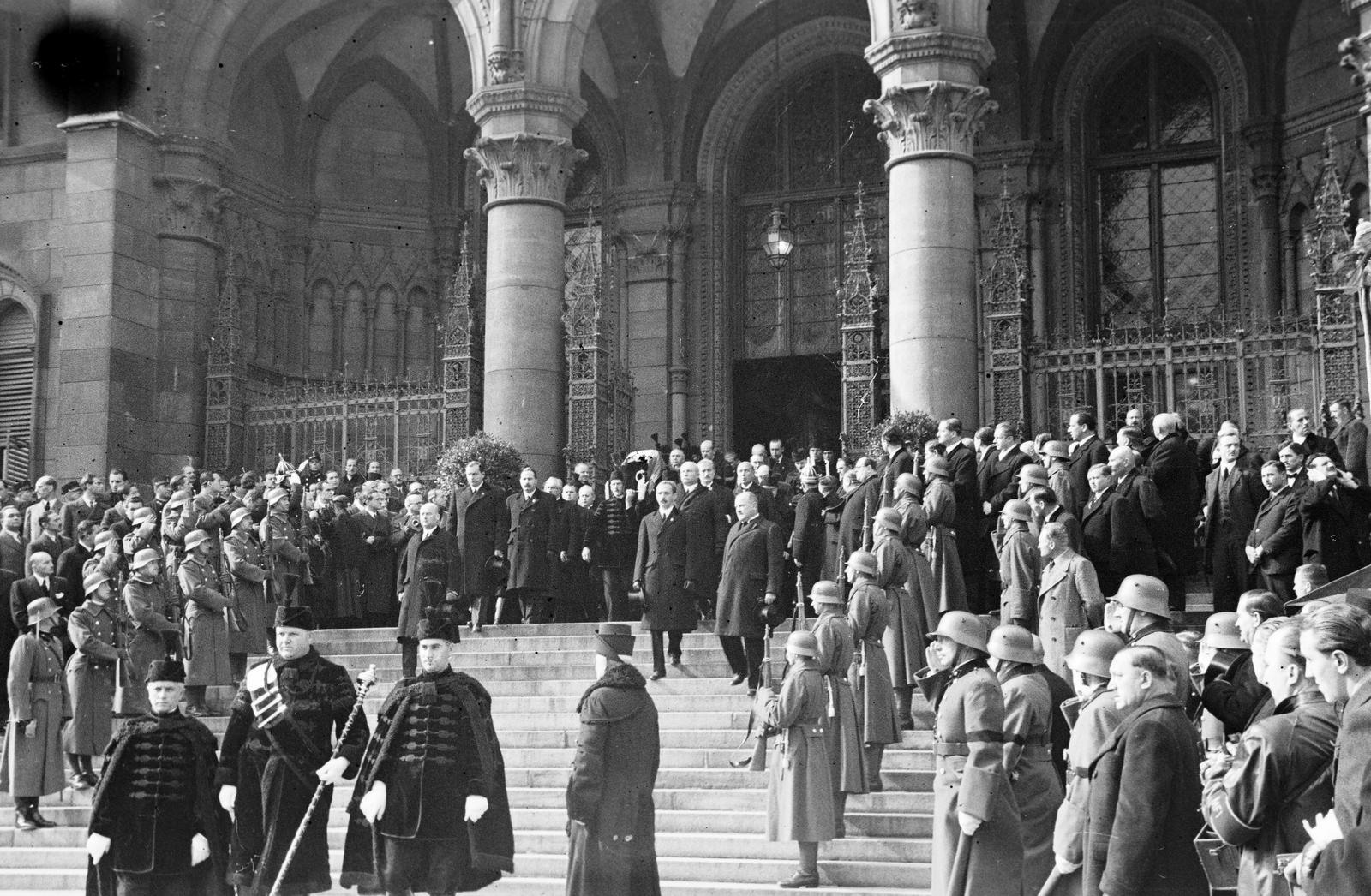 Hungary, Budapest V., Kossuth Lajos tér, a Parlament lépcsője, Gömbös Gyula miniszterelnök búcsúztatása után elindul a gyászmenet. A felvétel 1936. október 10-én készült., 1936, Inkey Tibor, politician, Hungarian soldier, stairs, funeral, Budapest, Fortepan #304982