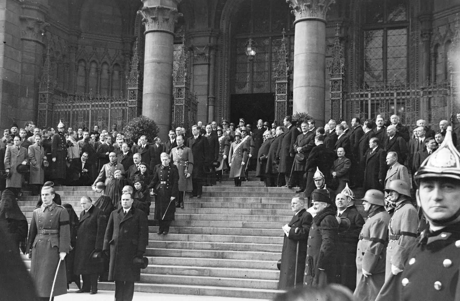 Magyarország, Budapest V., Kossuth Lajos tér, a Parlament lépcsője, Gömbös Gyula miniszterelnök búcsúztatása után elindul a gyászmenet. A felvétel 1936. október 10-én készült., 1936, Inkey Tibor, politika, gyász, temetés, Budapest, Fortepan #304986