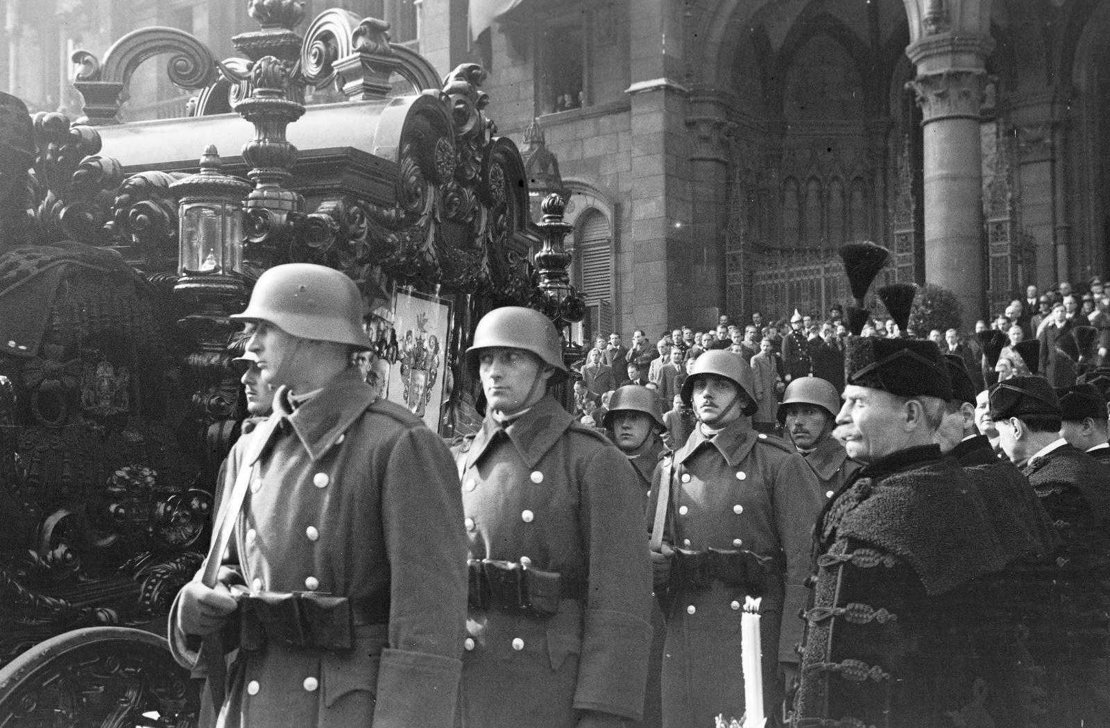 Magyarország, Budapest V., Kossuth Lajos tér, Gömbös Gyula miniszterelnök búcsúztatása után elindul a gyászmenet a Parlamentből. A felvétel 1936. október 10-én készült., 1936, Inkey Tibor, díszmagyar, gyászhintó, temetés, Budapest, Fortepan #304987