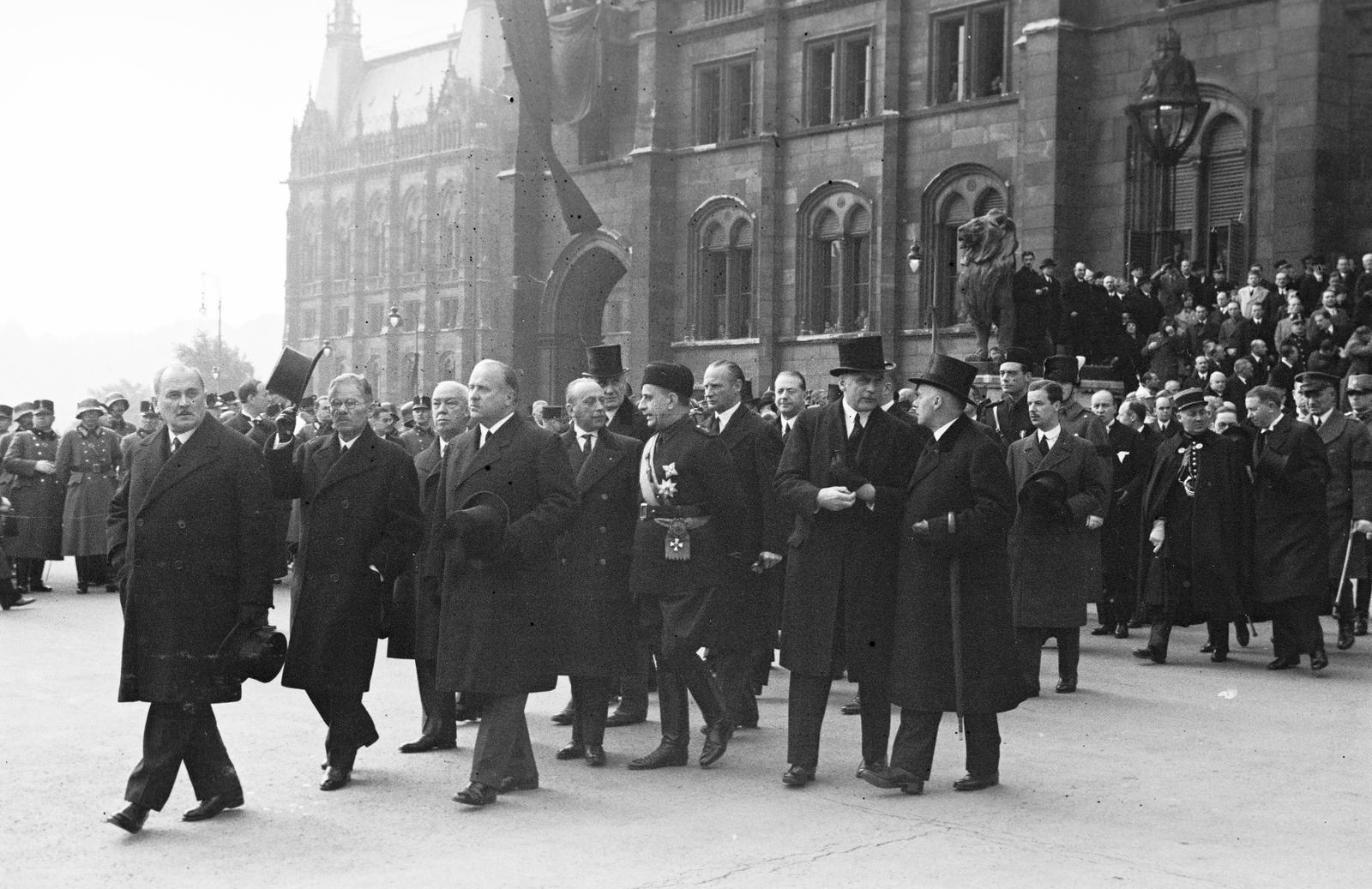 Hungary, Budapest V., Kossuth Lajos tér, Gömbös Gyula miniszterelnök búcsúztatása után elindul a gyászmenet a Parlamentből. A felvétel 1936. október 10-én készült., 1936, Inkey Tibor, politician, hat in hand, grief, funeral, Budapest, Fortepan #304989